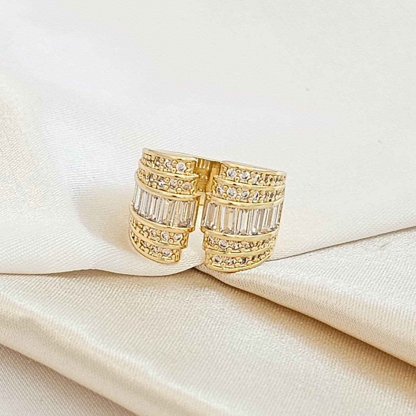 ANILLO GRUESO CIRCONES CUADRADOS DORADO RF K7624
