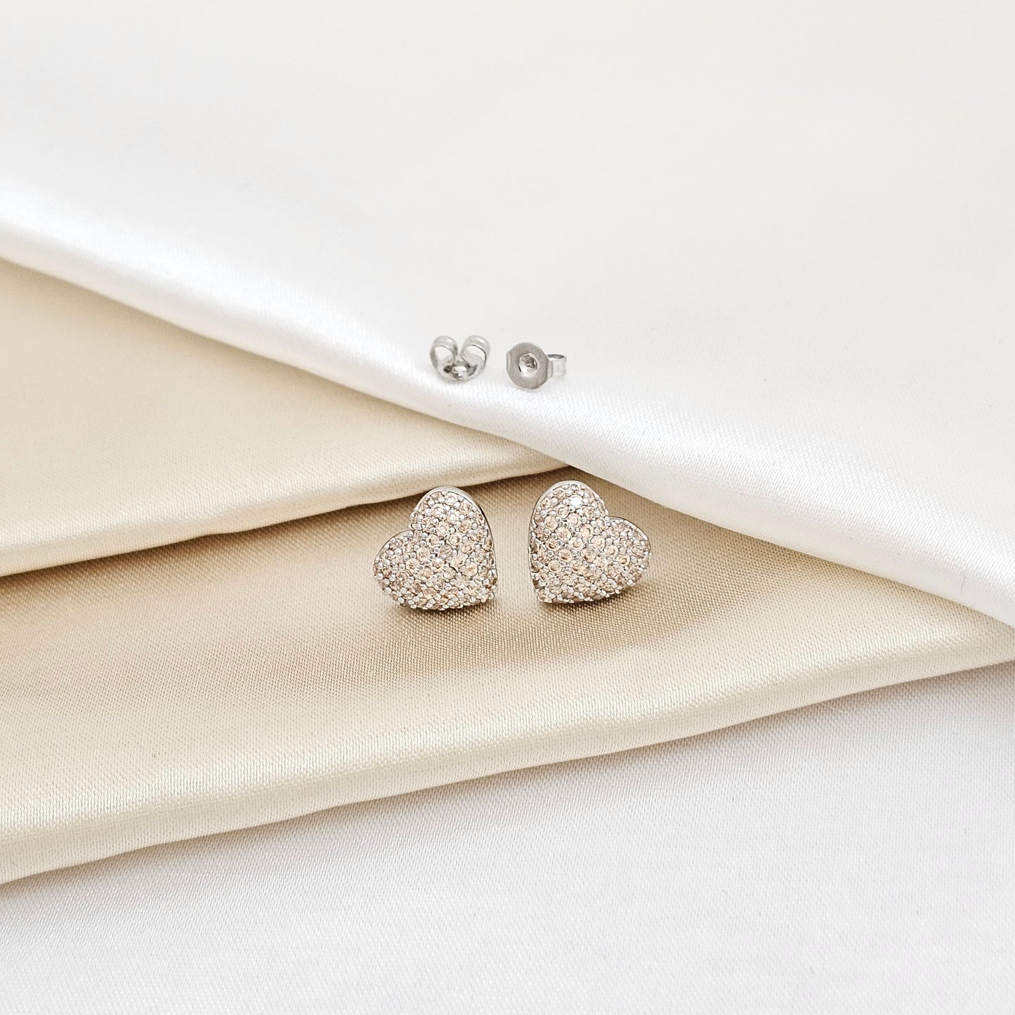 TOPO CORAZON PEQUEÑO PLATEADO CIRCONES DORADO RF K5635