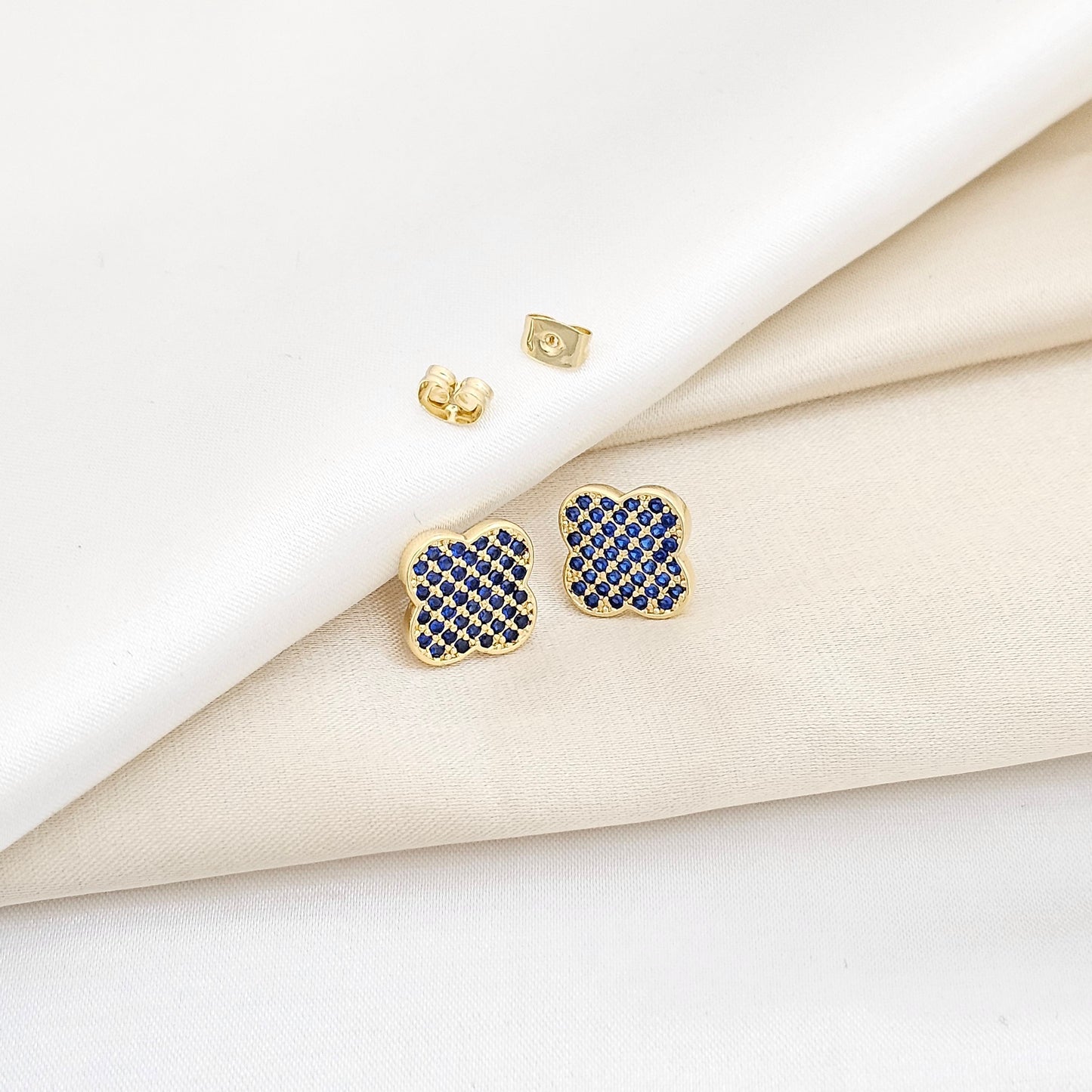 TOPO TREBOL MEDIANO AZUL CON CIRCONES DORADO RF K6079