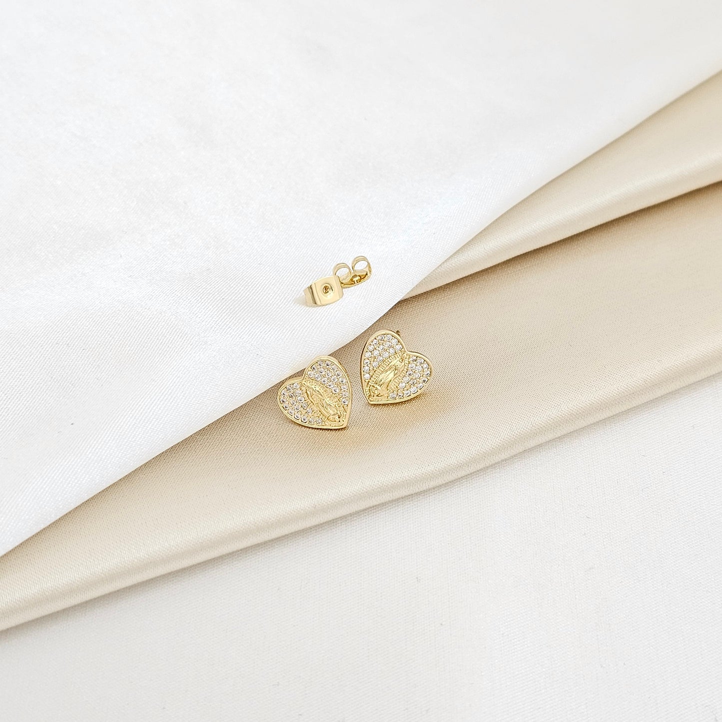 TOPO CORAZON CON VIRGEN CIRCONES DORADO RF K6184