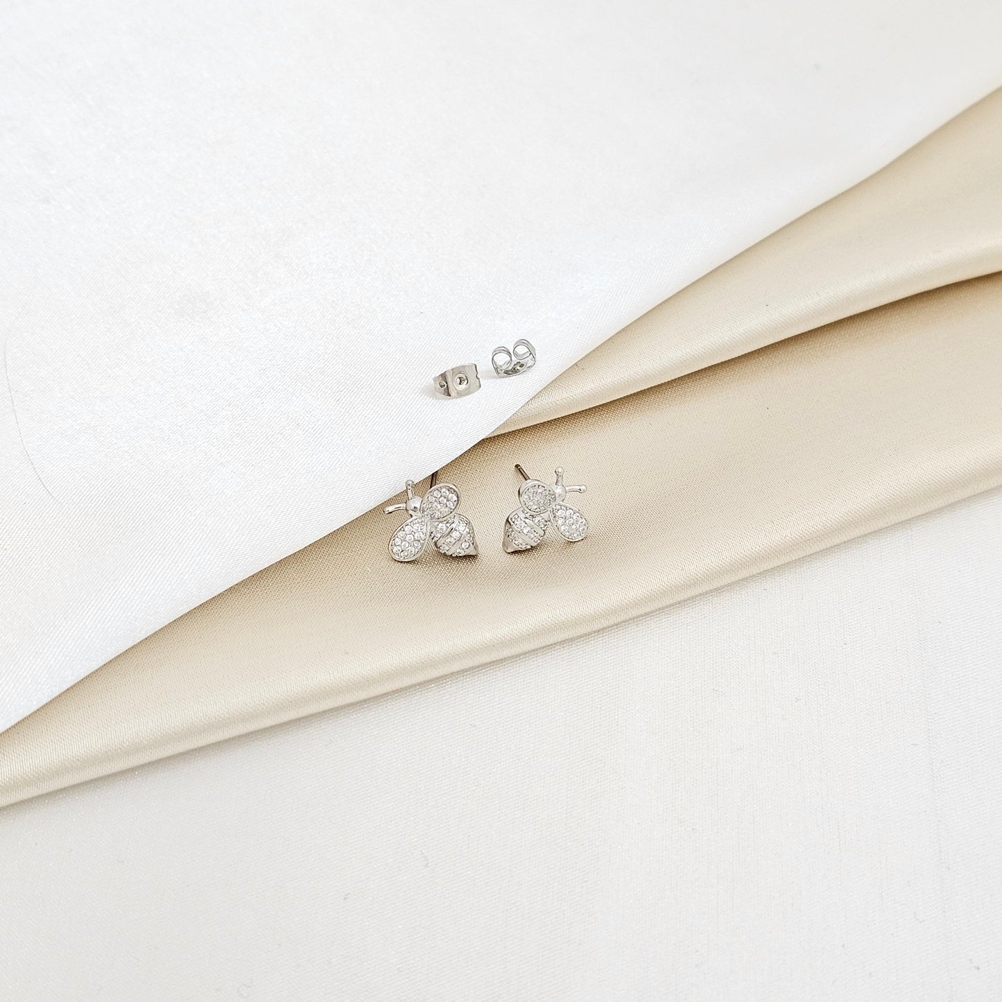 TOPO ABEJA CON CIRCONES PLATEADO RF K6215