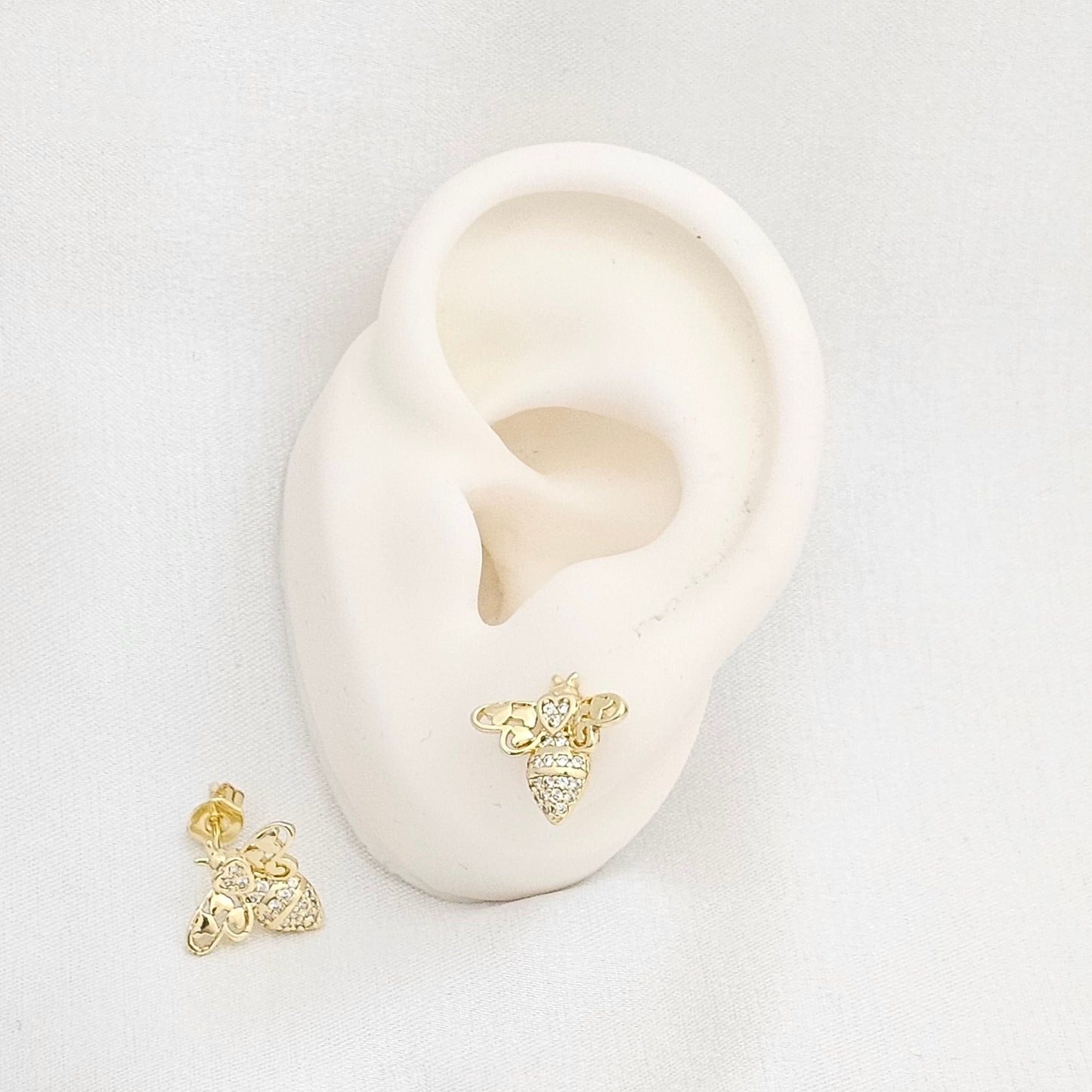 TOPO ABEJA CON CORAZONES Y CIRCONES DORADO RF K6515