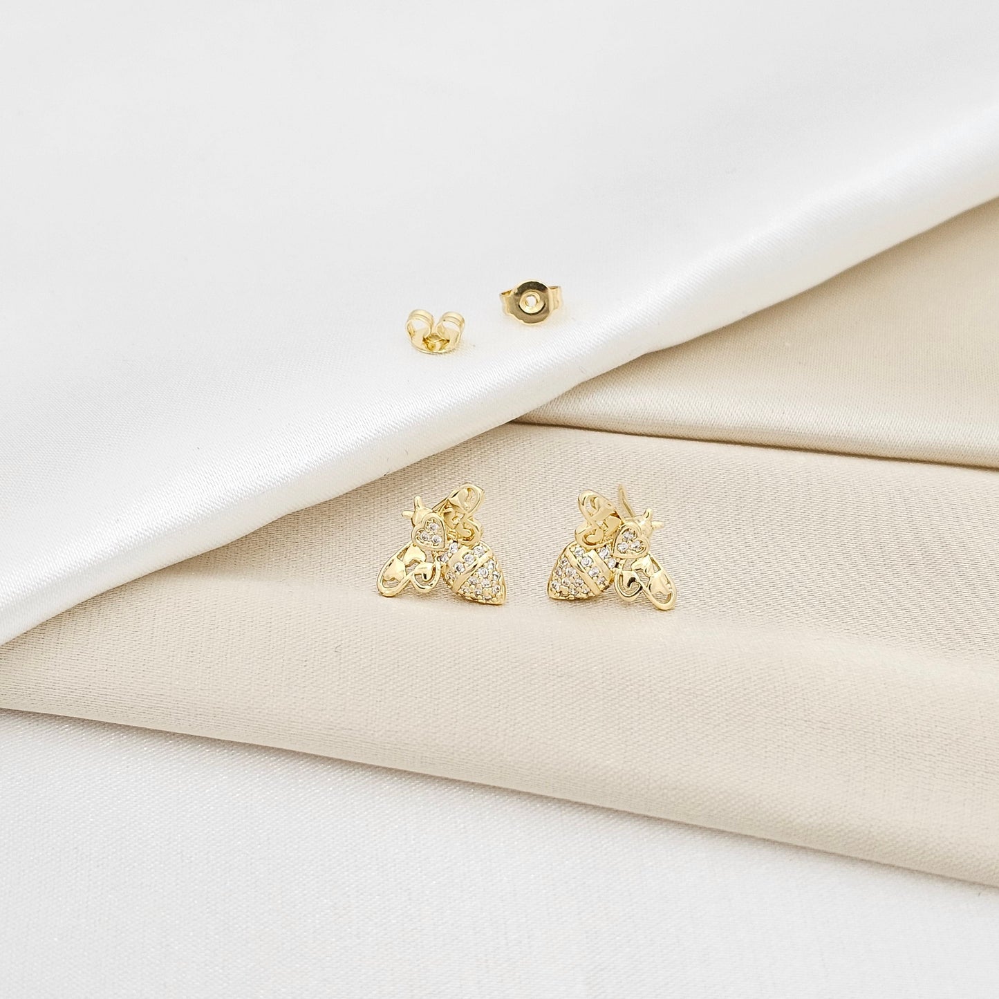 TOPO ABEJA CON CORAZONES Y CIRCONES DORADO RF K6515