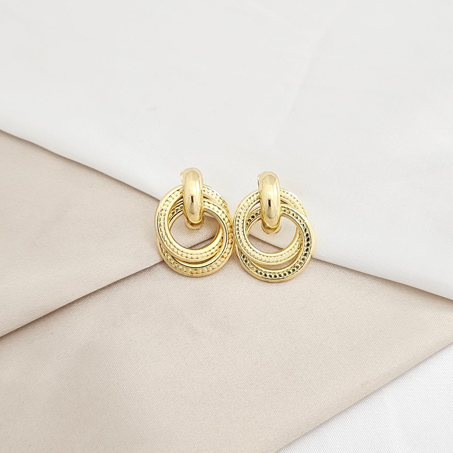 TOPO DOBLE AROS GRANDES ENLAZADOS DORADO RF K8061