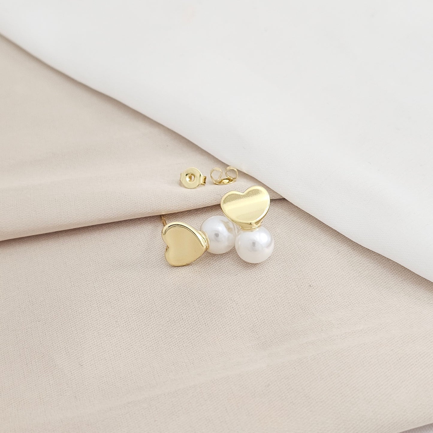 TOPO CORAZON CURVO DORADO CON PERLA RF K8119