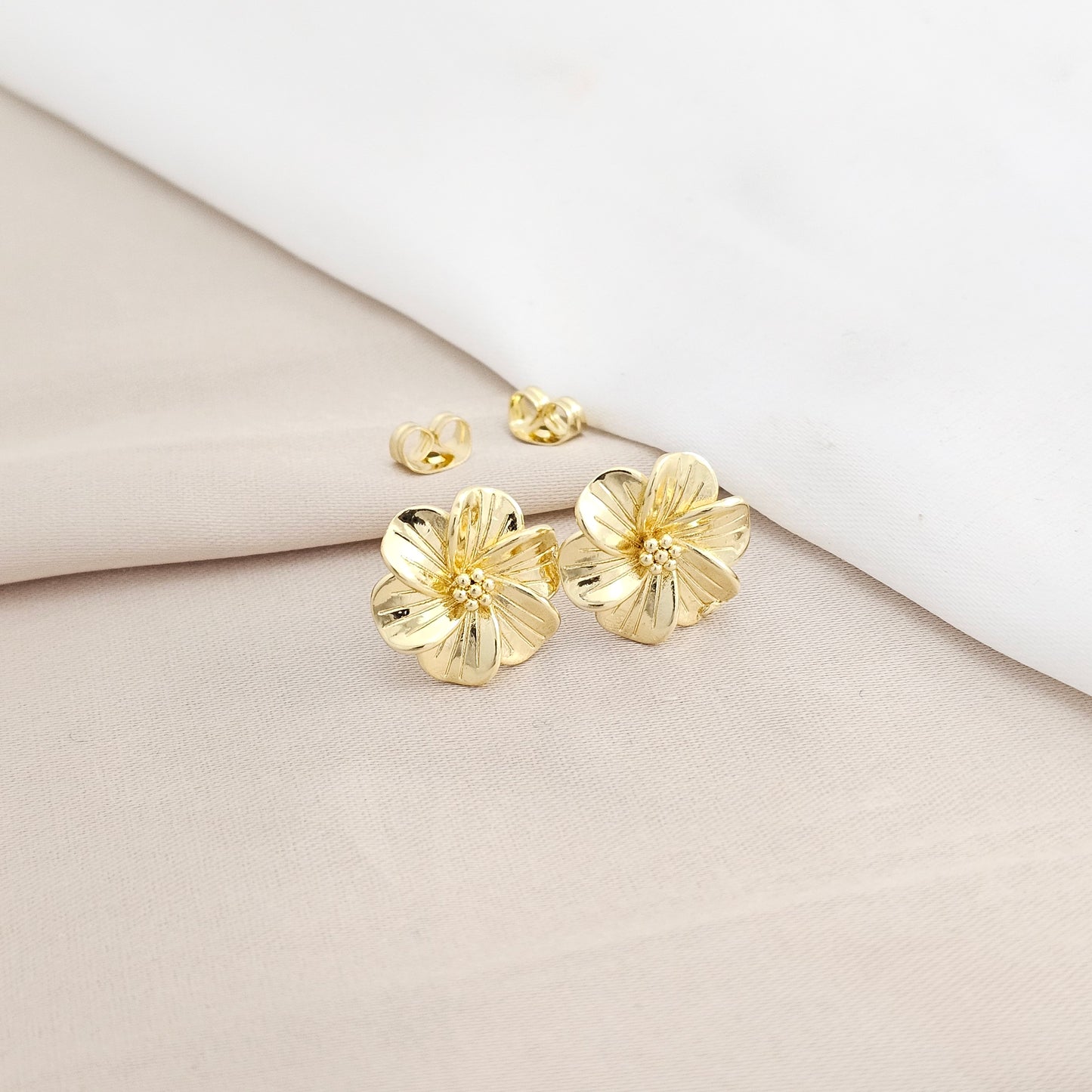 TOPO FLOR SEIS PETALOS DORADO RF K8124