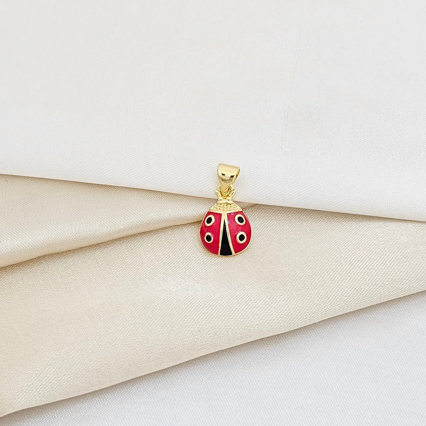 DIJE DORADO MARIQUITA ROJA Y NEGRA RF K5942