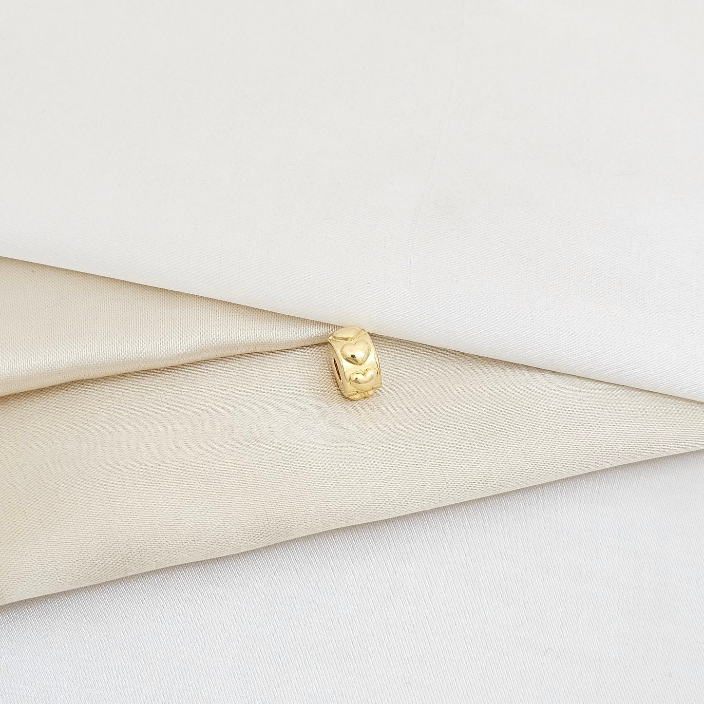 CHARM LISO CON CORAZONES EN ILERA DORADO RF K5957