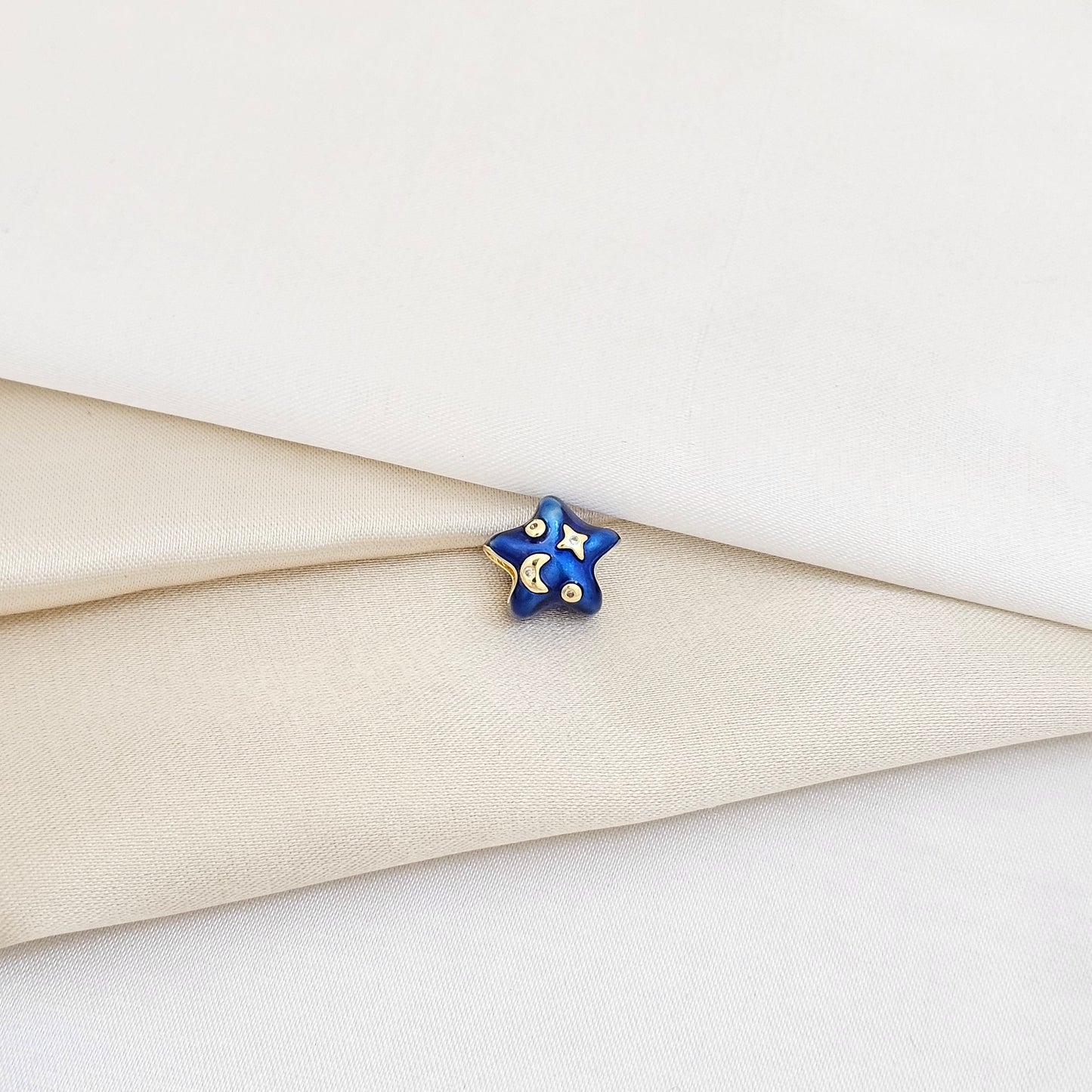 CHARM ESTRELLA AZUL CON DORADO RF K5961