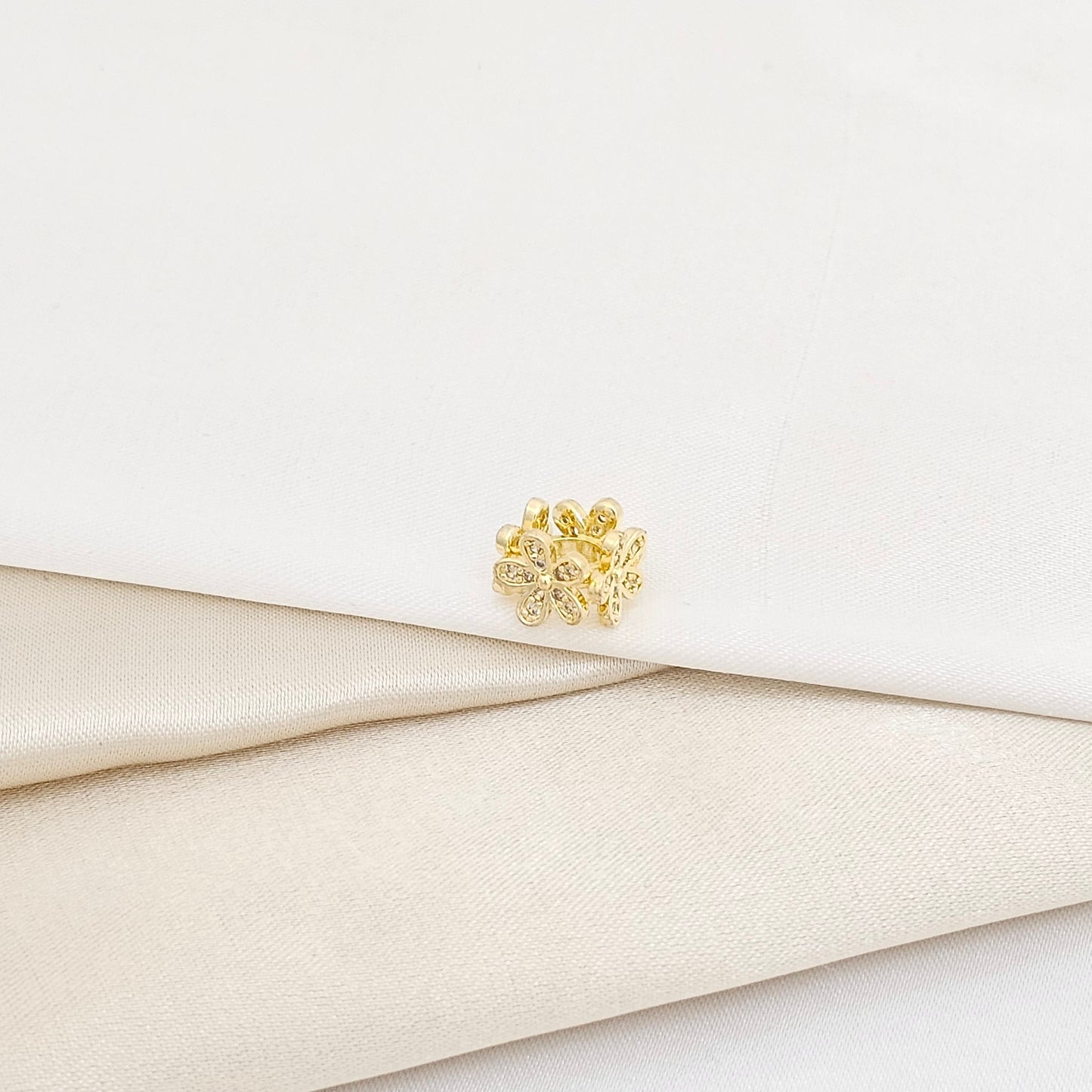 CHARM CUATRO FLORES DORADO RF K5967