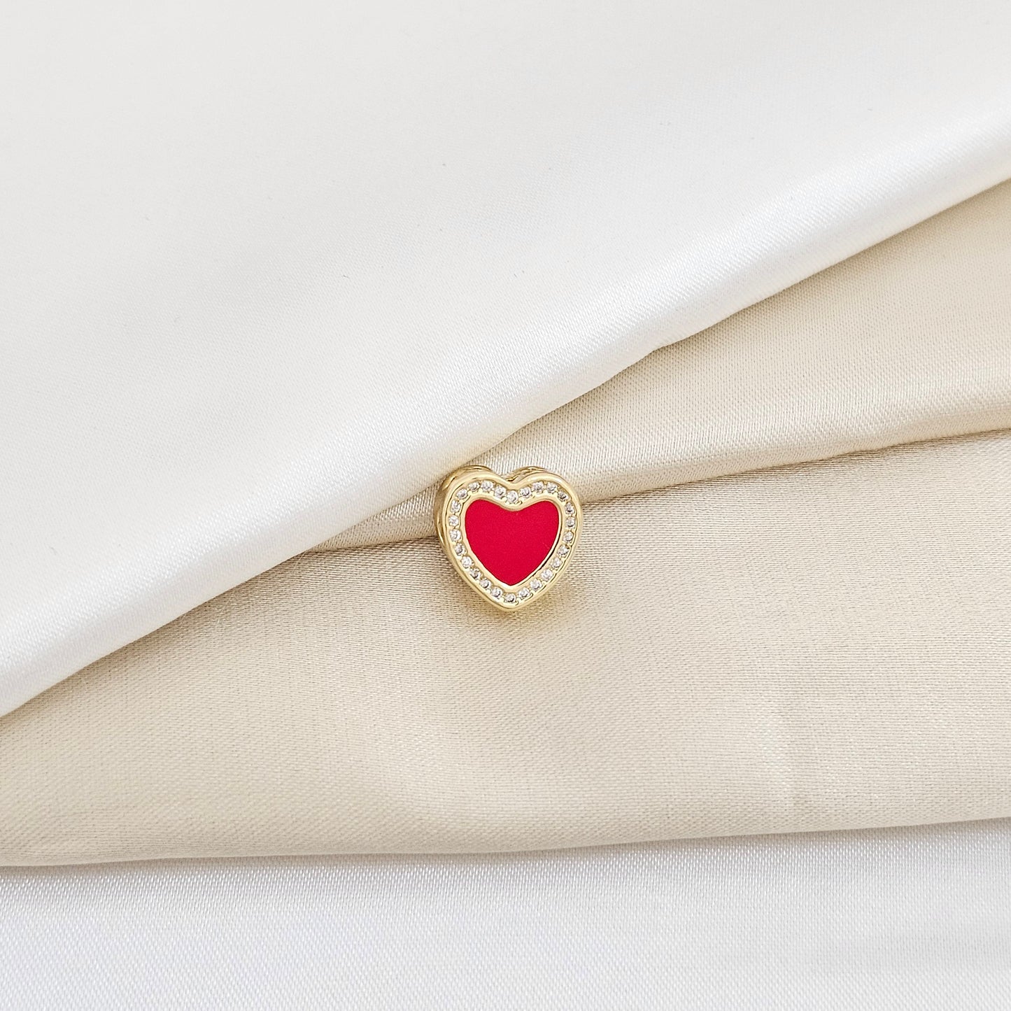 CHARM CORAZON ROJO CON CIRCONES DORADO RF K6032