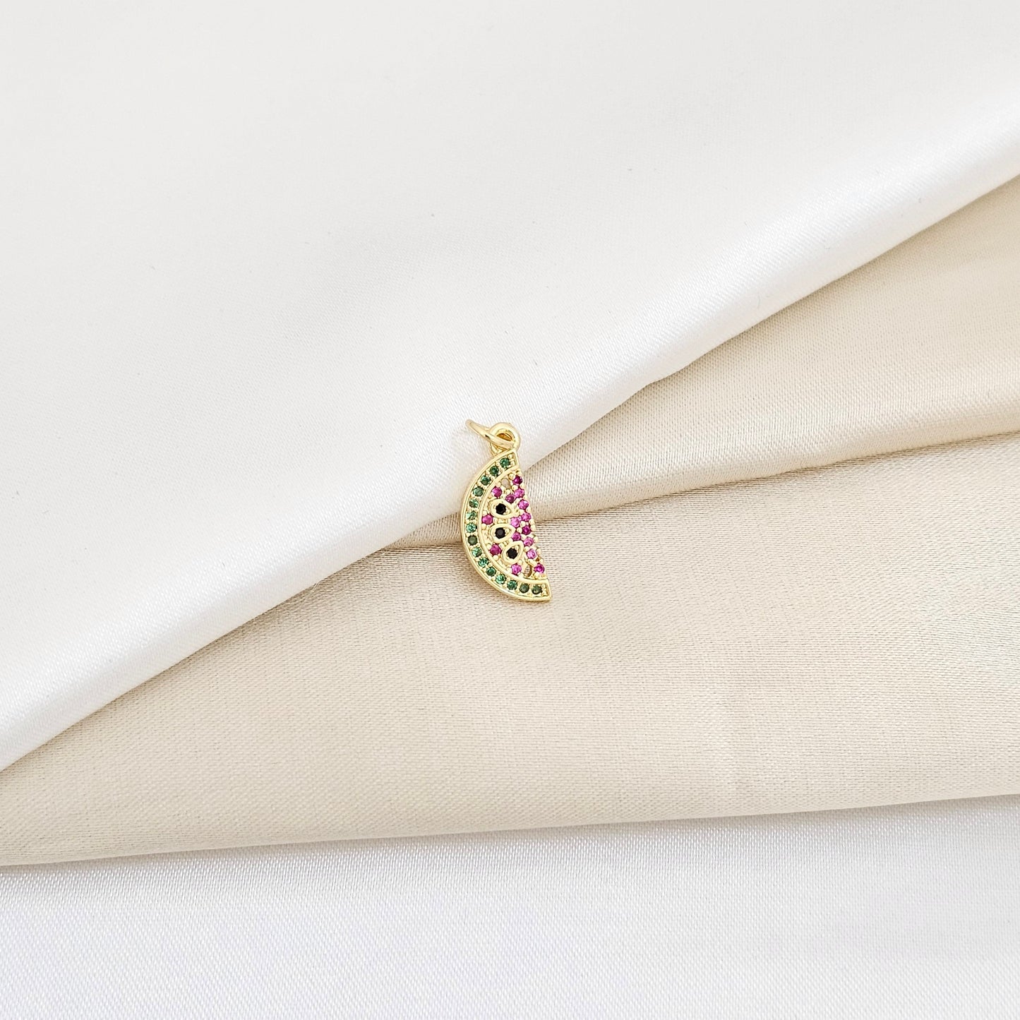 DIJE SANDIA CON CIRCONES VERDES Y FUCSIA DORADO RF K6038