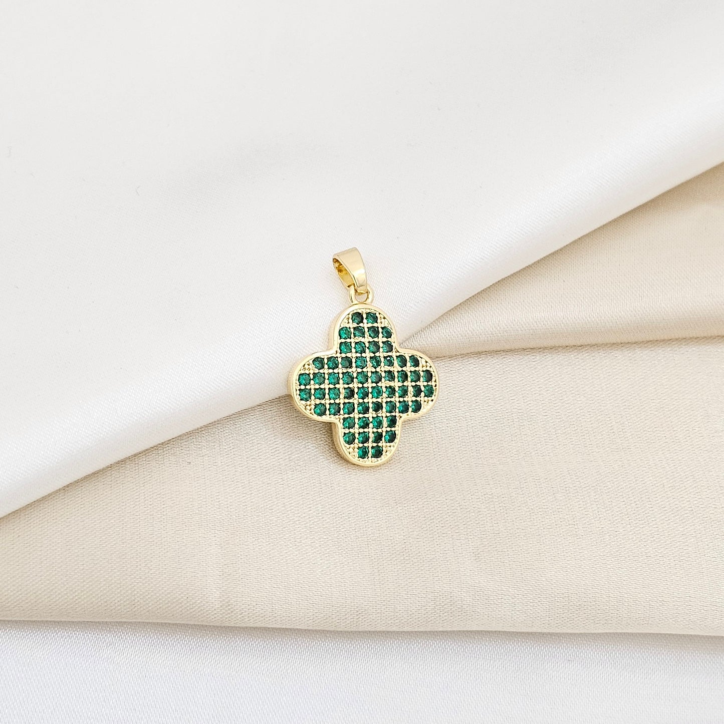 DIJE TREBOL GRANDE CON CIRCONES VERDES DORADO RF K6077