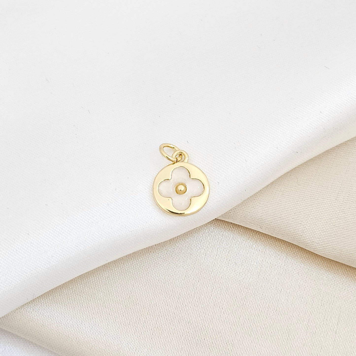 DIJE CIRCULO DORADO CON FLOR BLANCA RF K6253