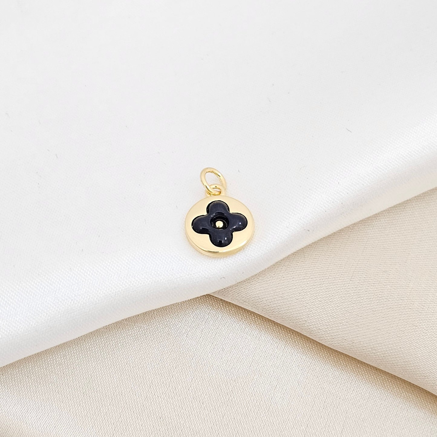 DIJE CIRCULO DORADO CON FLOR NEGRA RF K6255