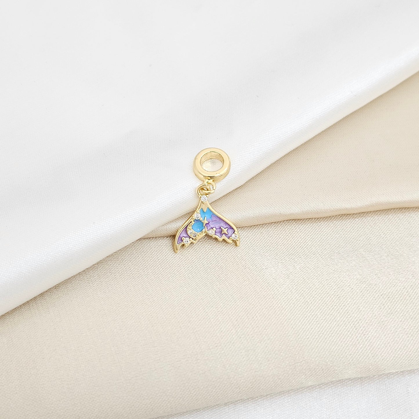 CHARM DORADO COLA DE BALLENA AZUL RF K6413