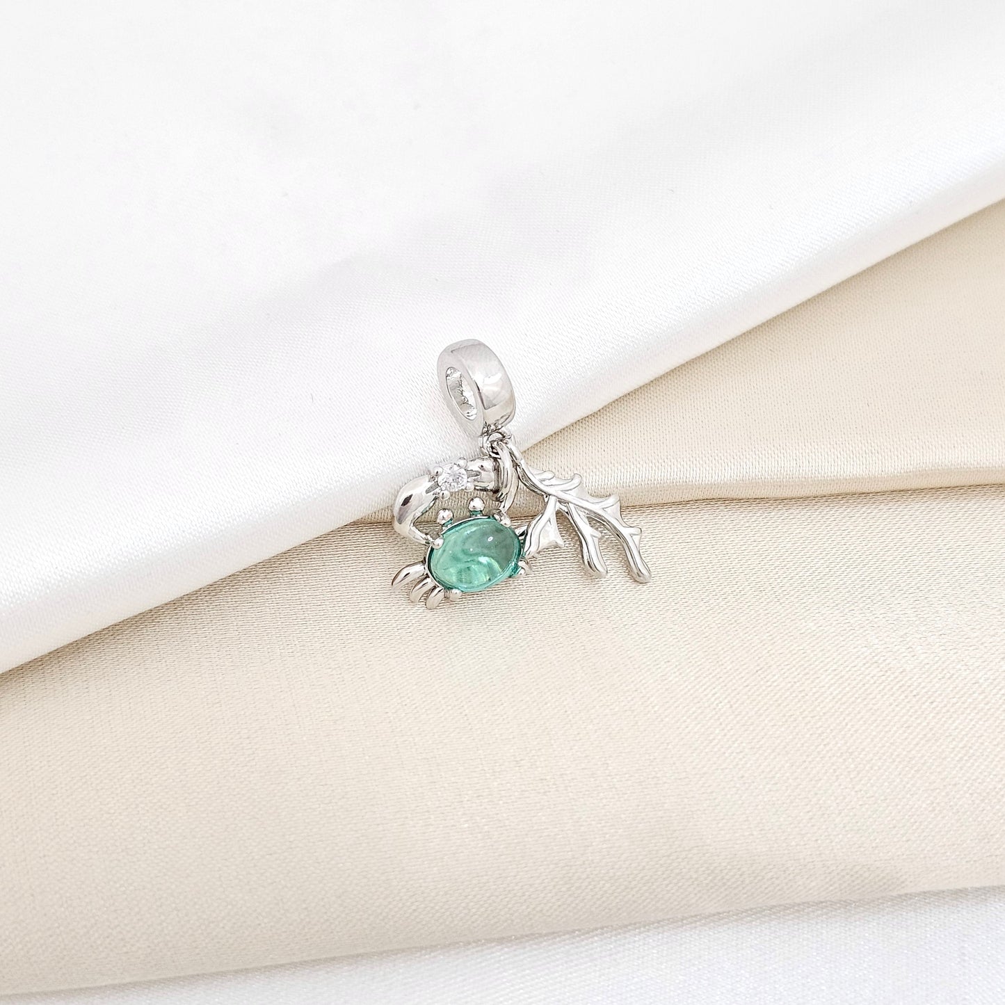 CHARM CANGREJO PLATEADO CON CIRCON VERDE RF K6416