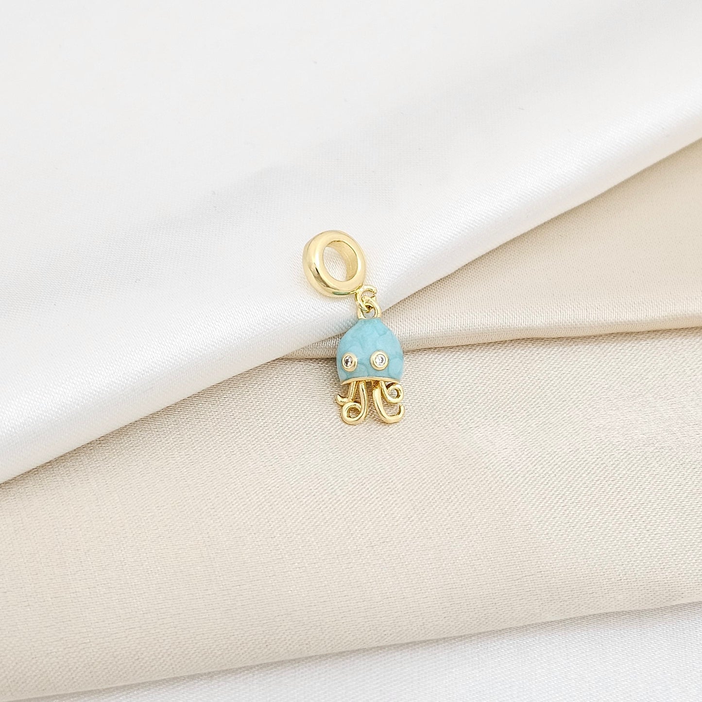 CHARM DORADO MEDUSA AZUL RF K6417