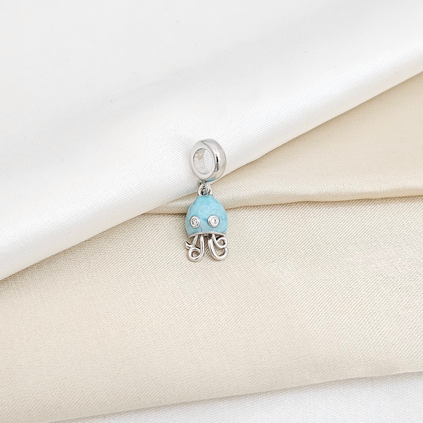 CHARM PLATEADO MEDUSA AZUL RF K6418