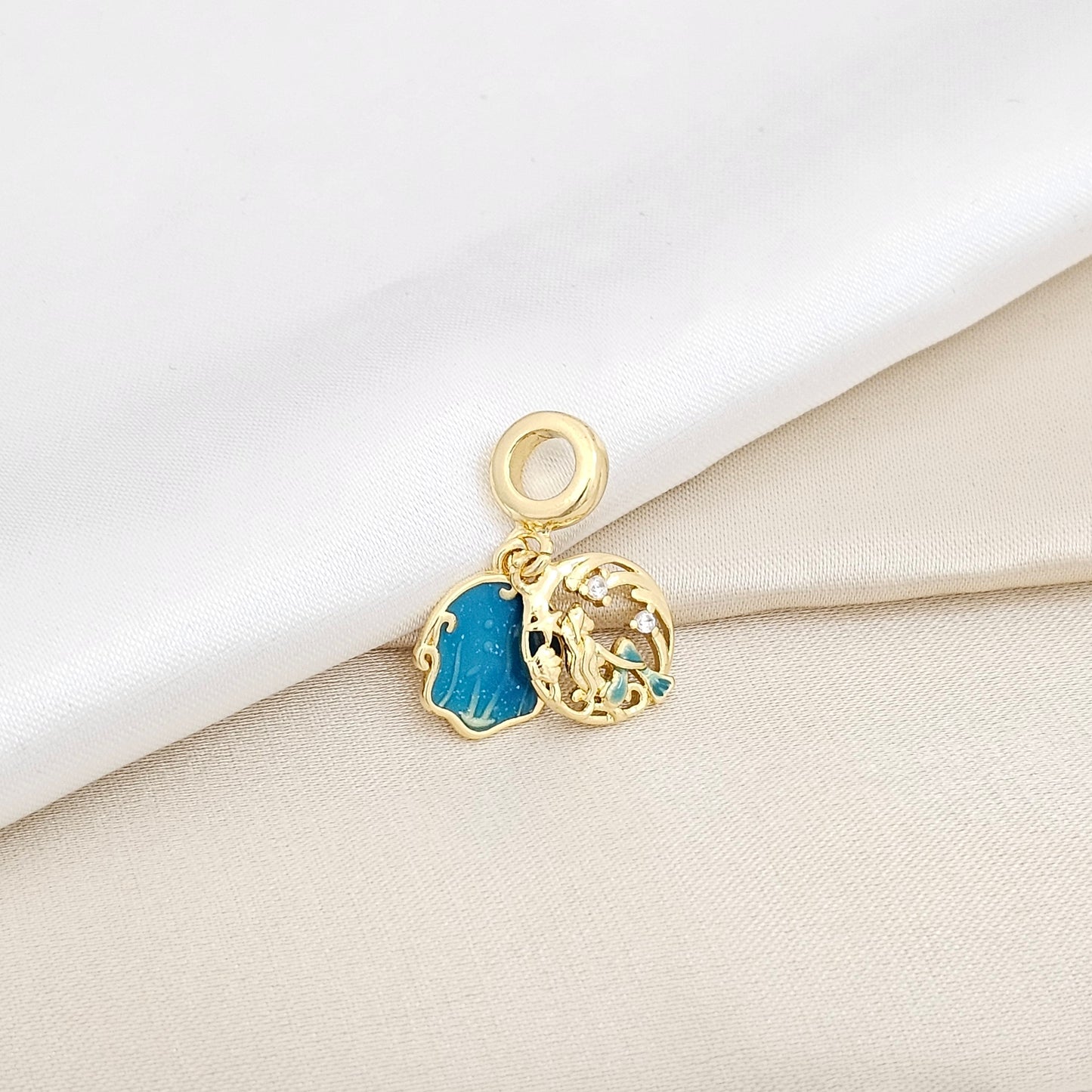 CHARM SIRENA DORADO CON MAR AZUL RF K6421