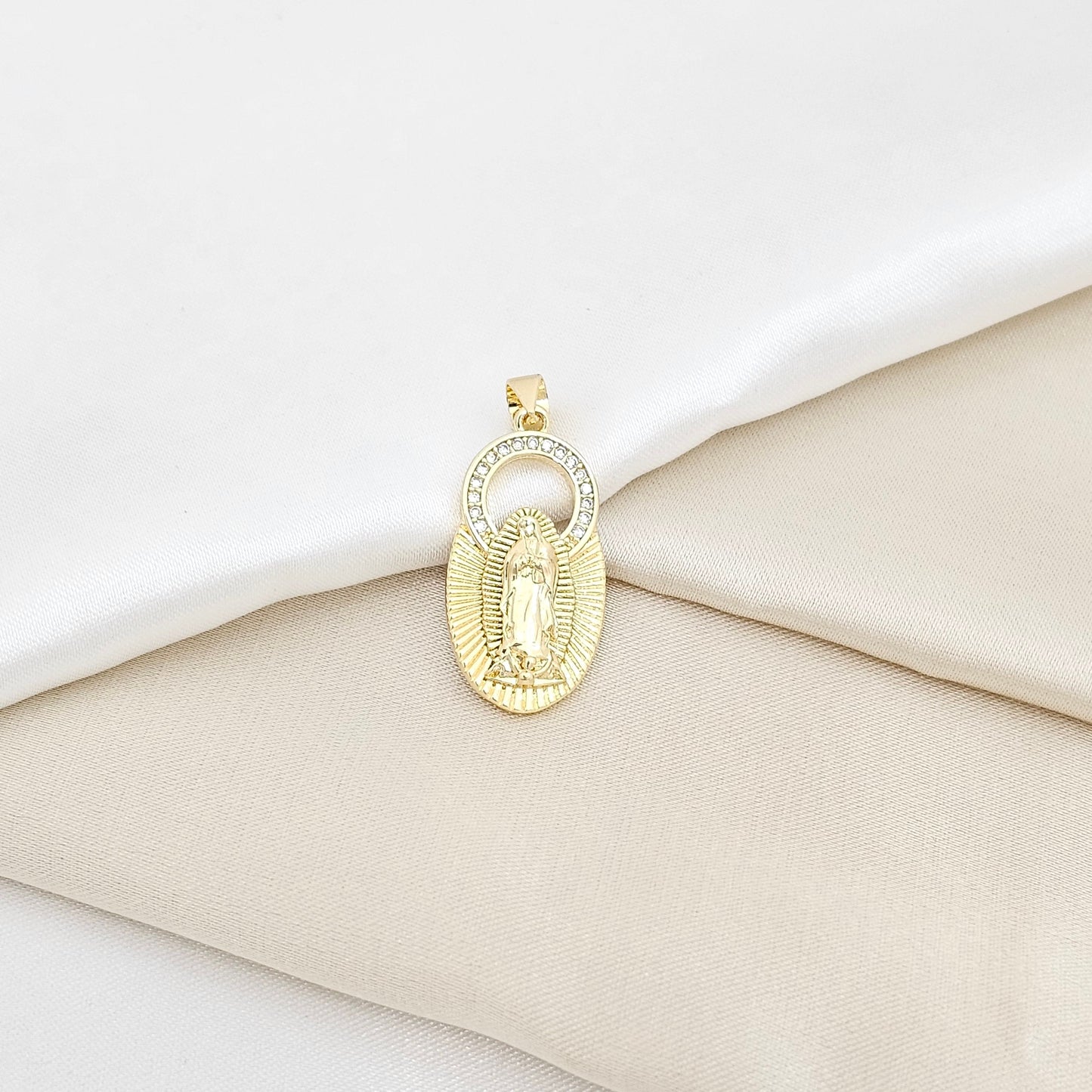 DIJE MEDALLA VIRGEN DE GUADALUPE CIRCONES DORADO RF K6462