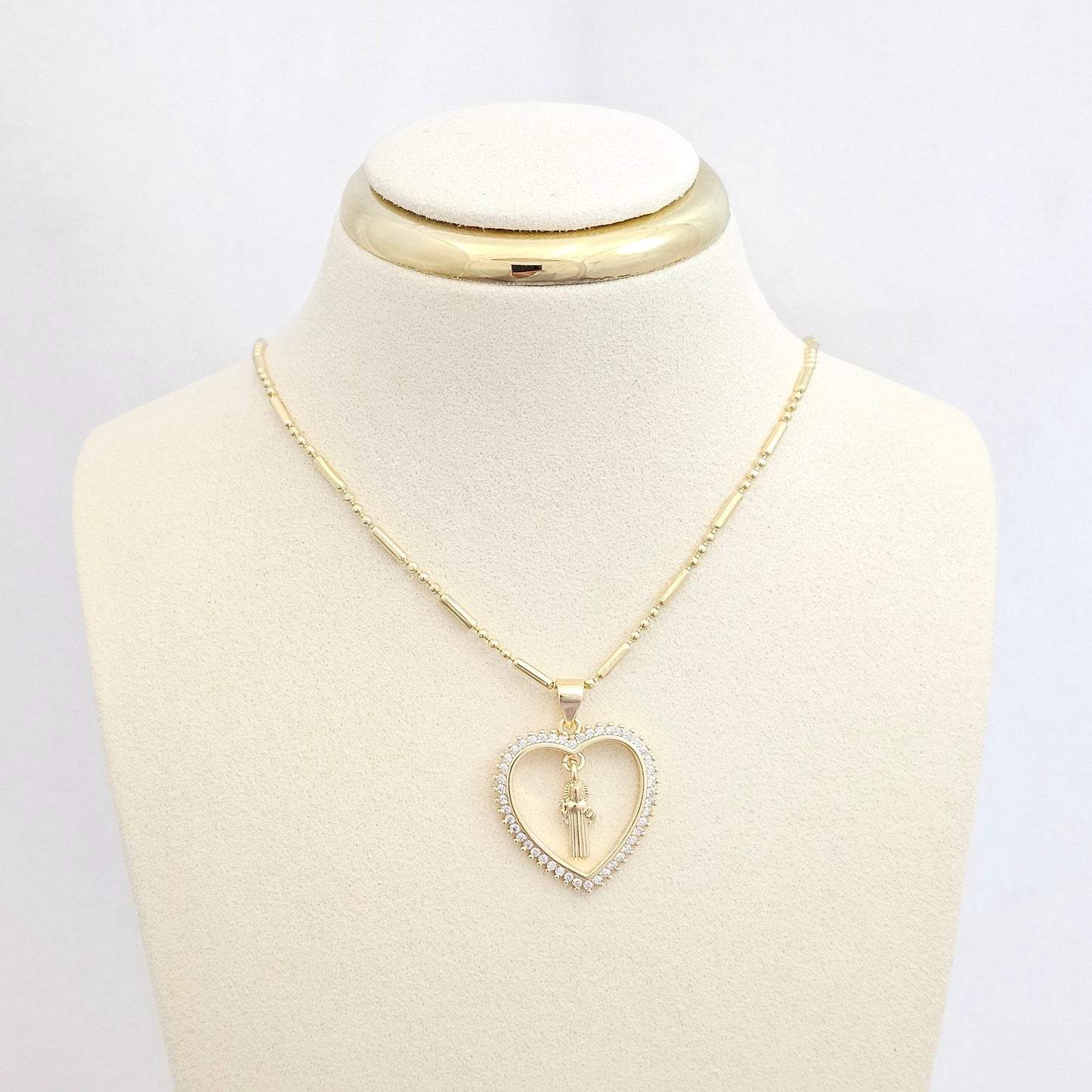 DIJE CORAZON CIRCONIAS CON SAN BENITO DORADO RF K6468