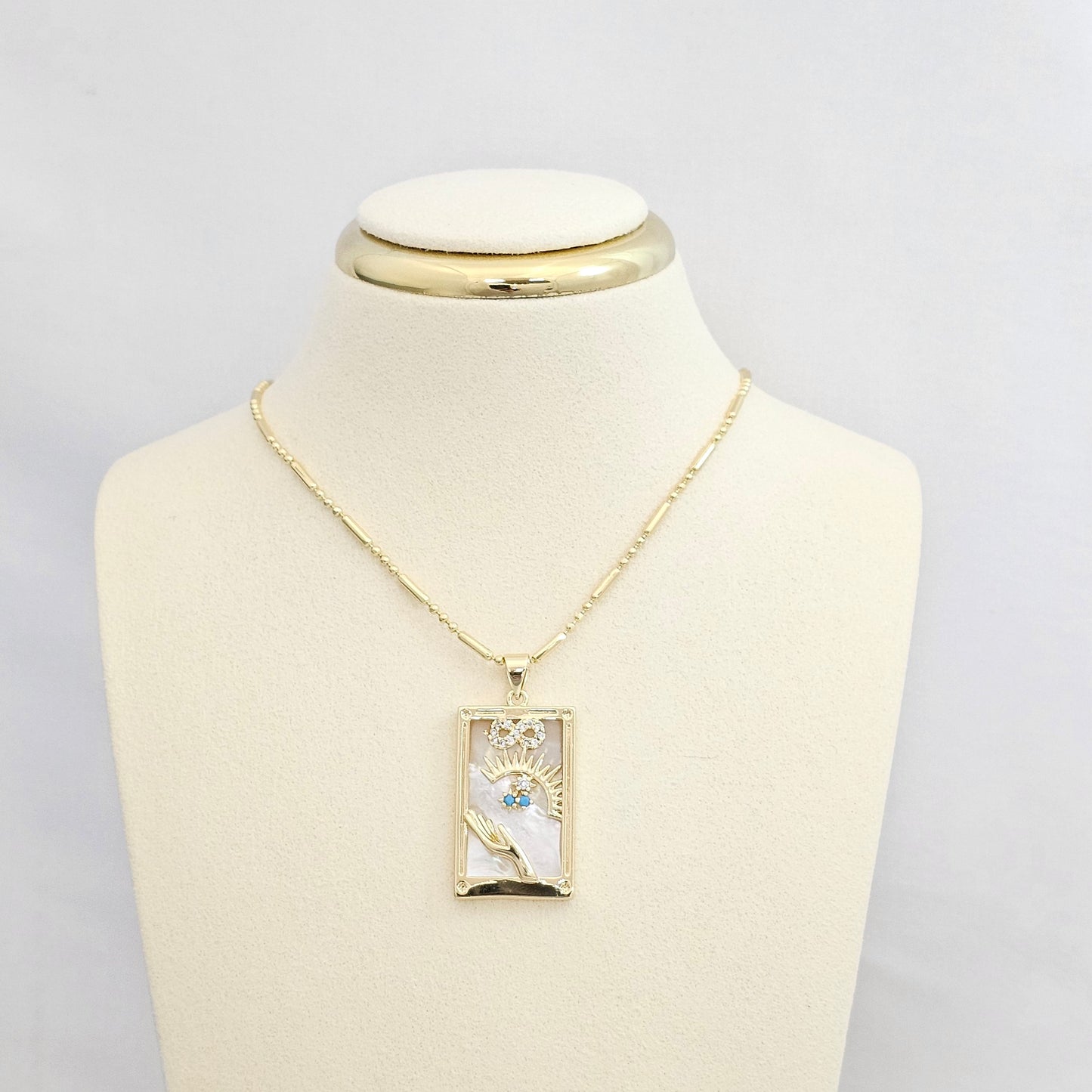 DIJE CUADRO GRANDE NACAR MANO Y SOL DORADO RF K6566