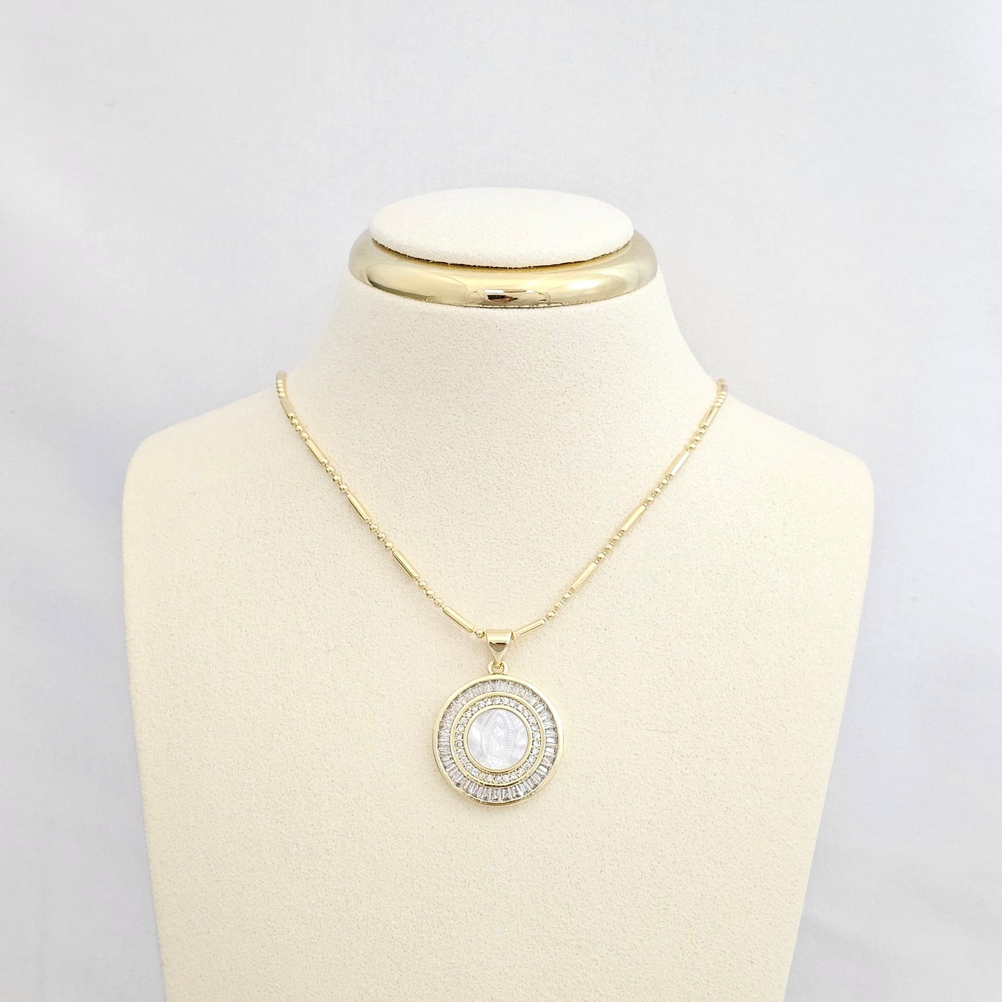 DIJE CIRCULO CIRCONES DORADO VIRGEN DE NACAR RF K6569