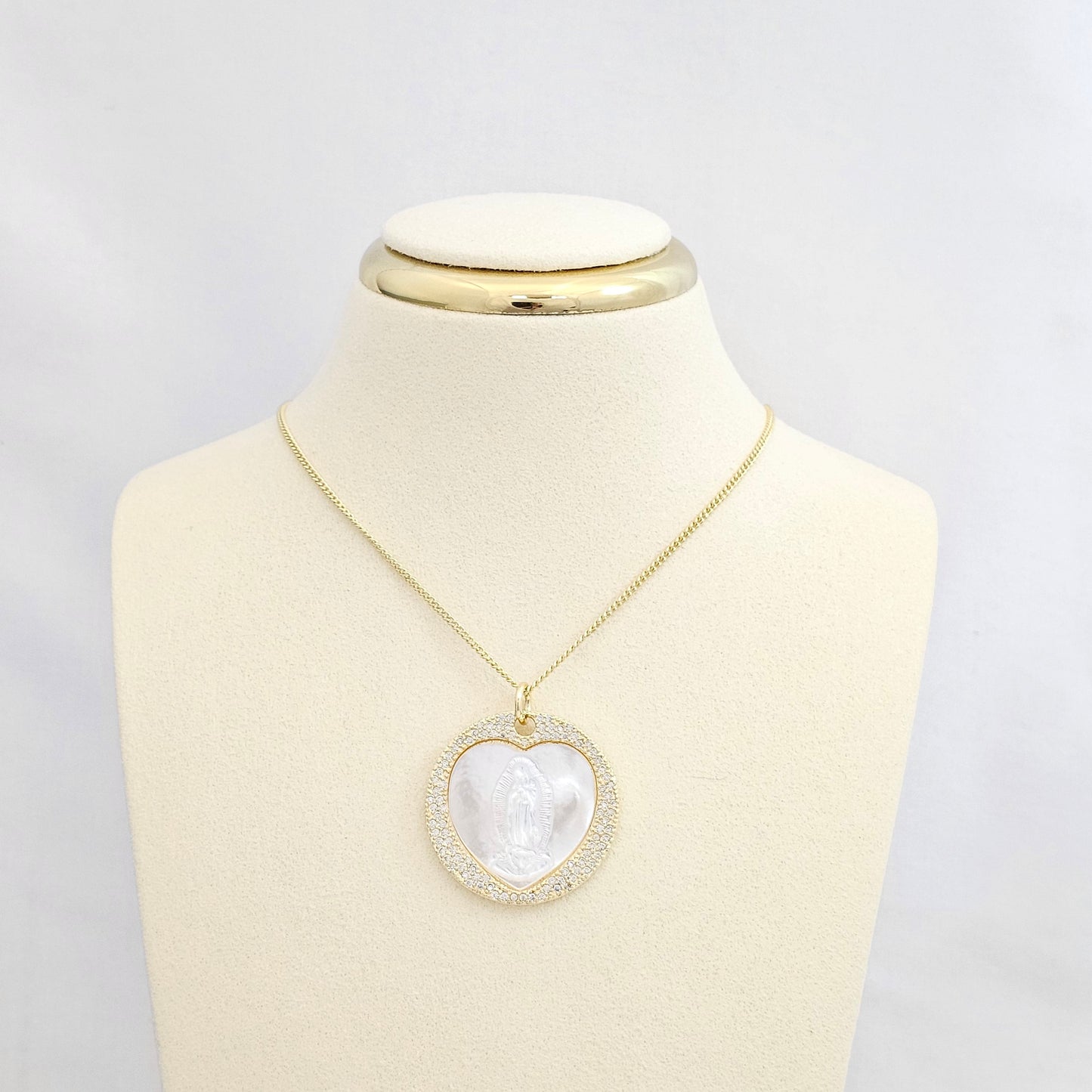 DIJE DORADO CORAZON Y VIRGEN DE NACAR RF K6571