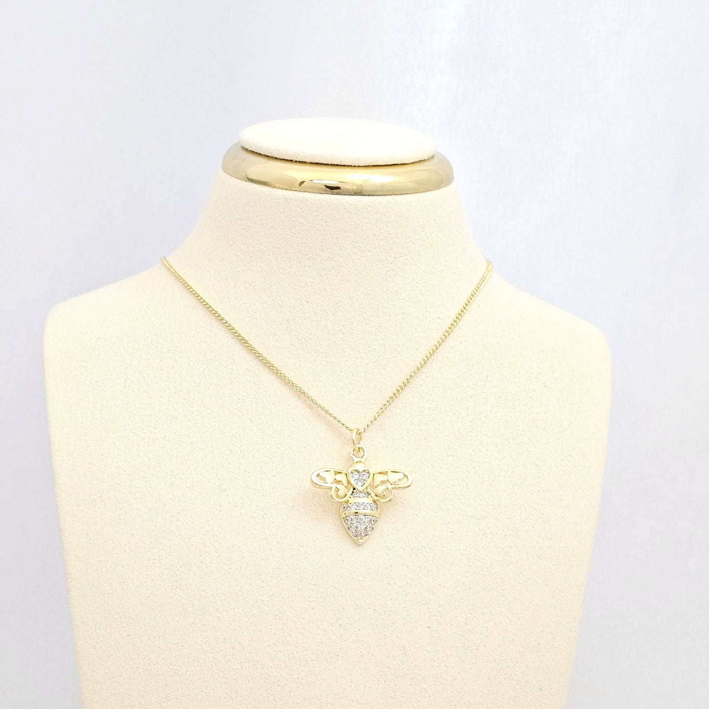 DIJE ABEJA CON CORAZONES Y CIRCONES DORADO RF K6580