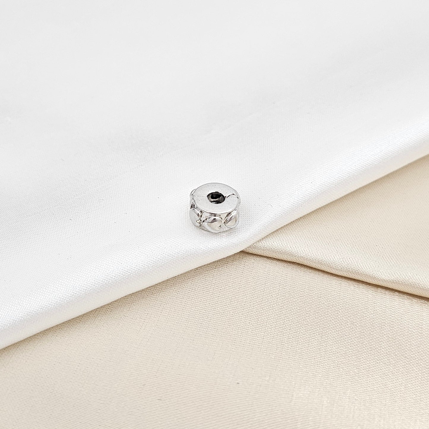 CHARM REDONDO CORAZONES PEQUEÑOS DORADO RF K6588