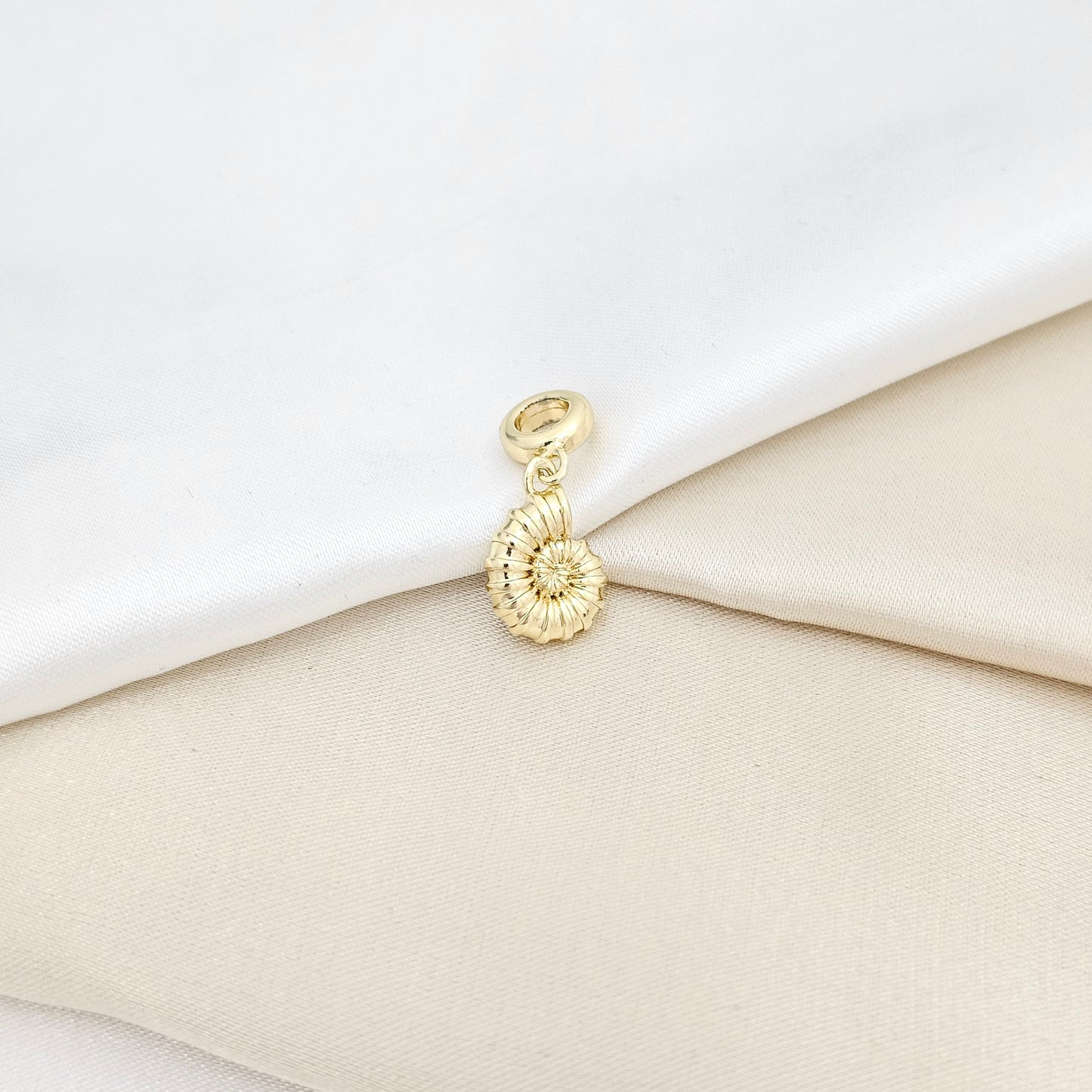 CHARM CARACOL DORADO RF K6681