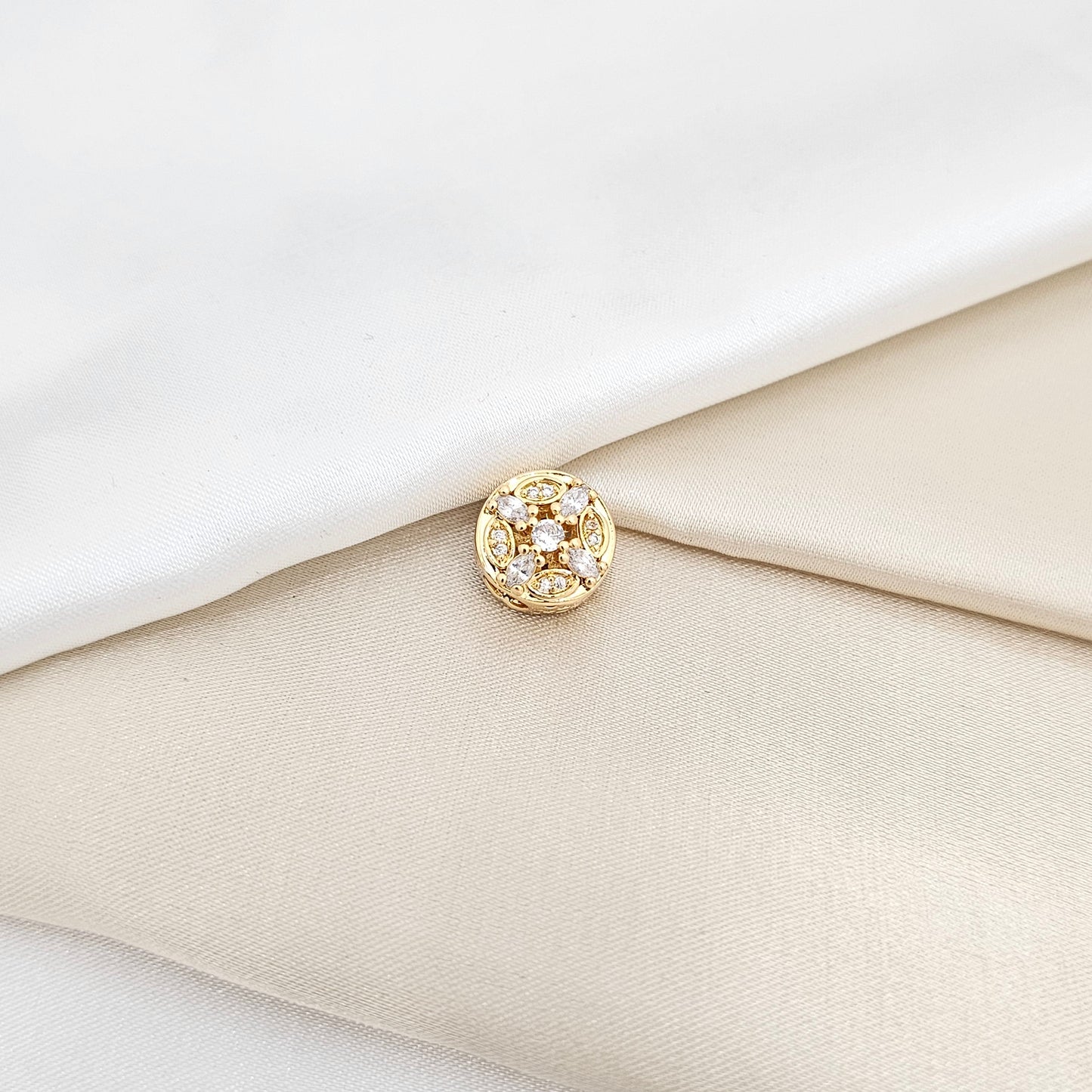 CHARM CIRCULO CON CIRCONES Y CORAZONES DORADO RF K6687