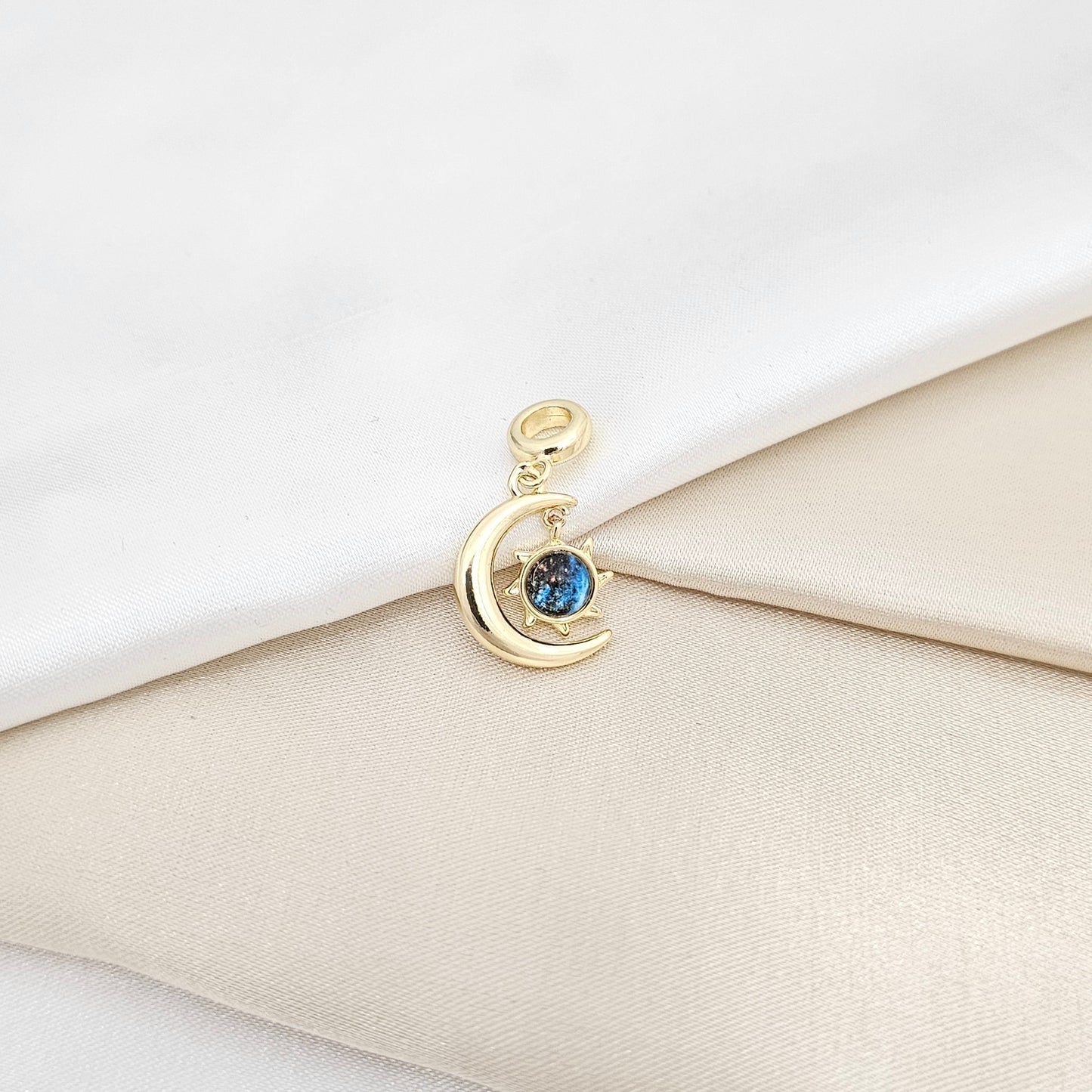 CHARM LUNA DORADO Y SOL CON ESFERA AZUL RF K6690