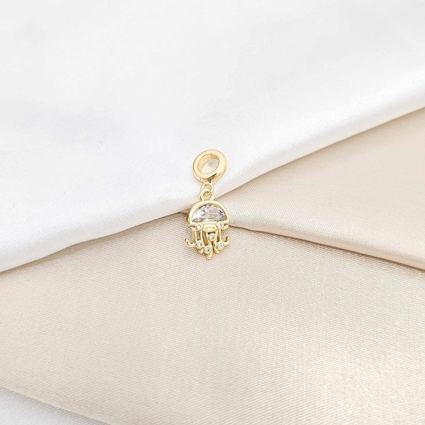 CHARM MEDUSA PEQUEÑA CON CIRCONES DORADO RF K6696