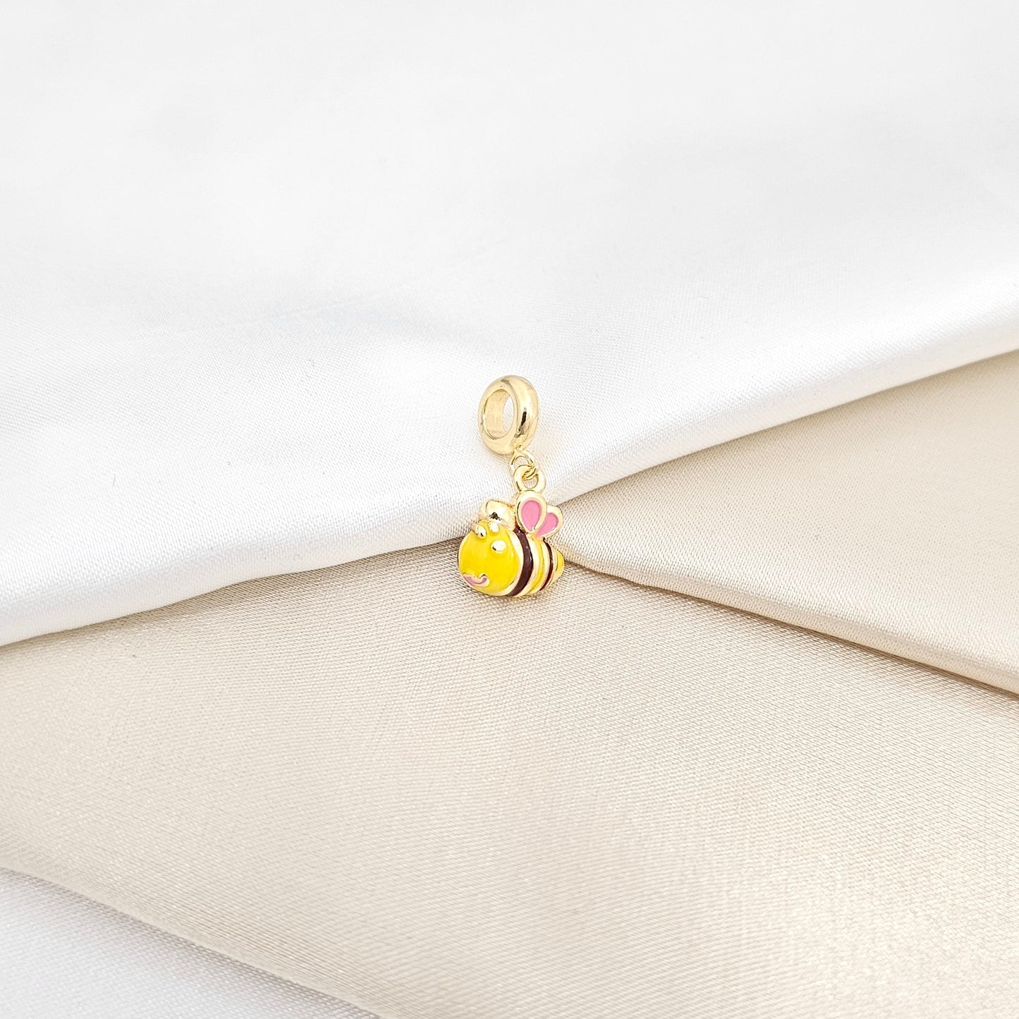 CHARM DORADO ABEJA AMARILLA Y ROSA RF K6697
