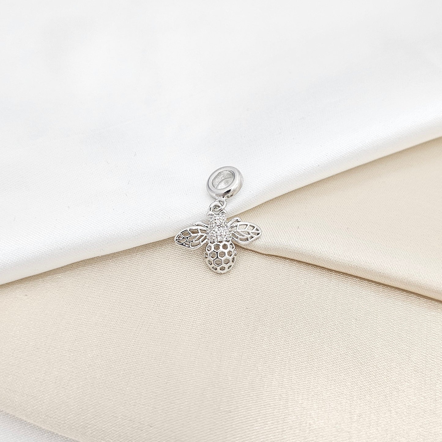 CHARM AVISPA PEQUEÑA CIRCONES PLATEADO RF K6701