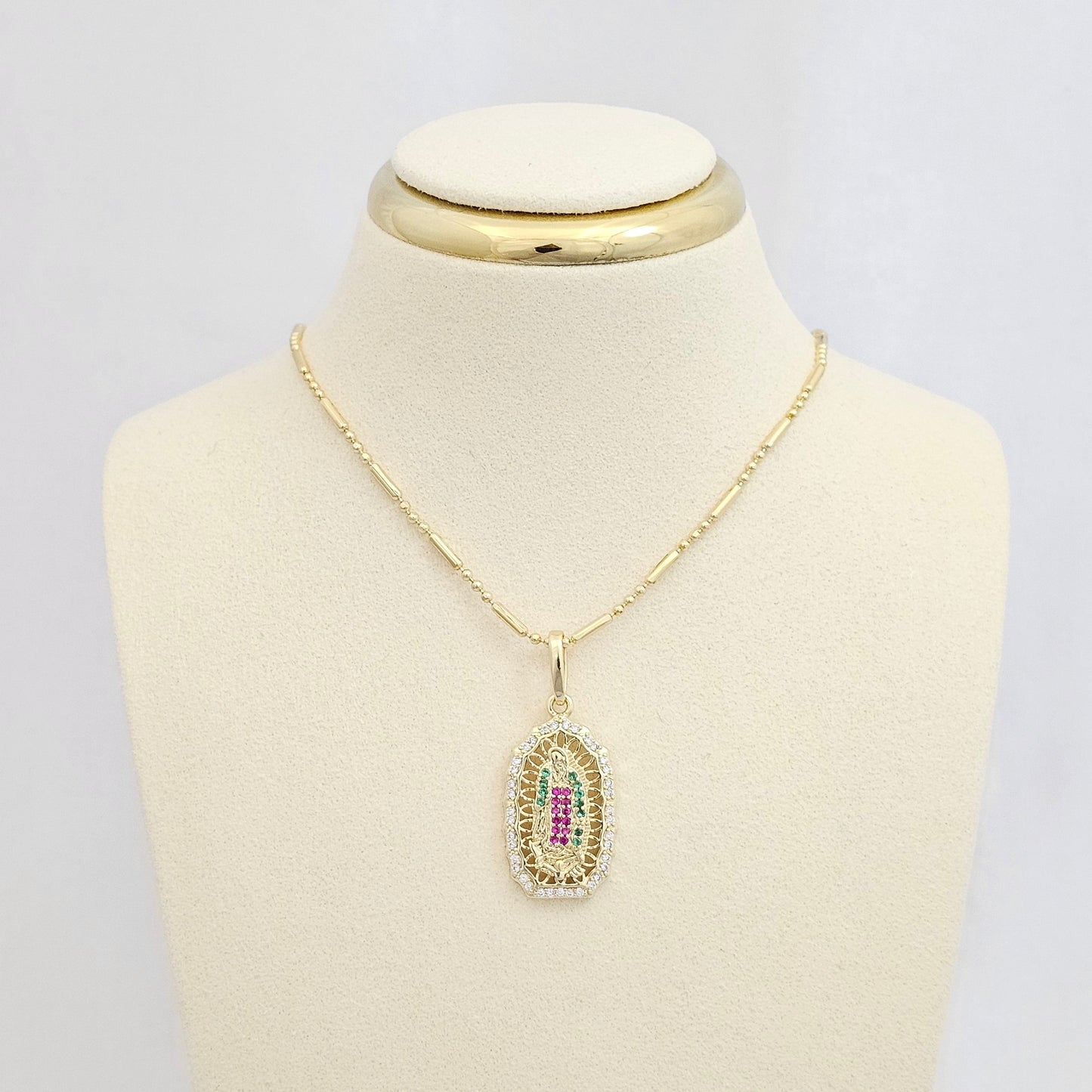 DIJE VIRGEN MEDIANO DORADO CIRCONES VERDES Y FUCSIA RF K6797