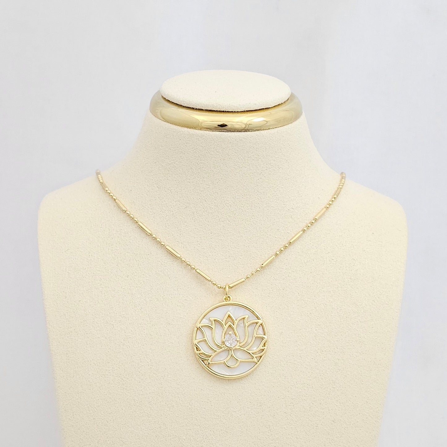 DIJE FLOR DE LOTO DORADO CON NACAR Y CIRCON RF K6810