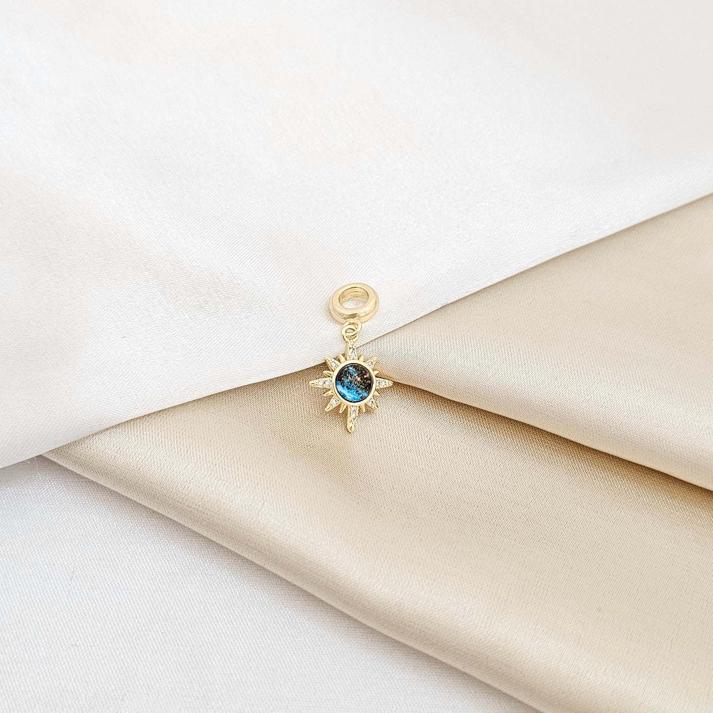 CHARM MINI SOL DORADO CON ESFERA AZUL RF K6813