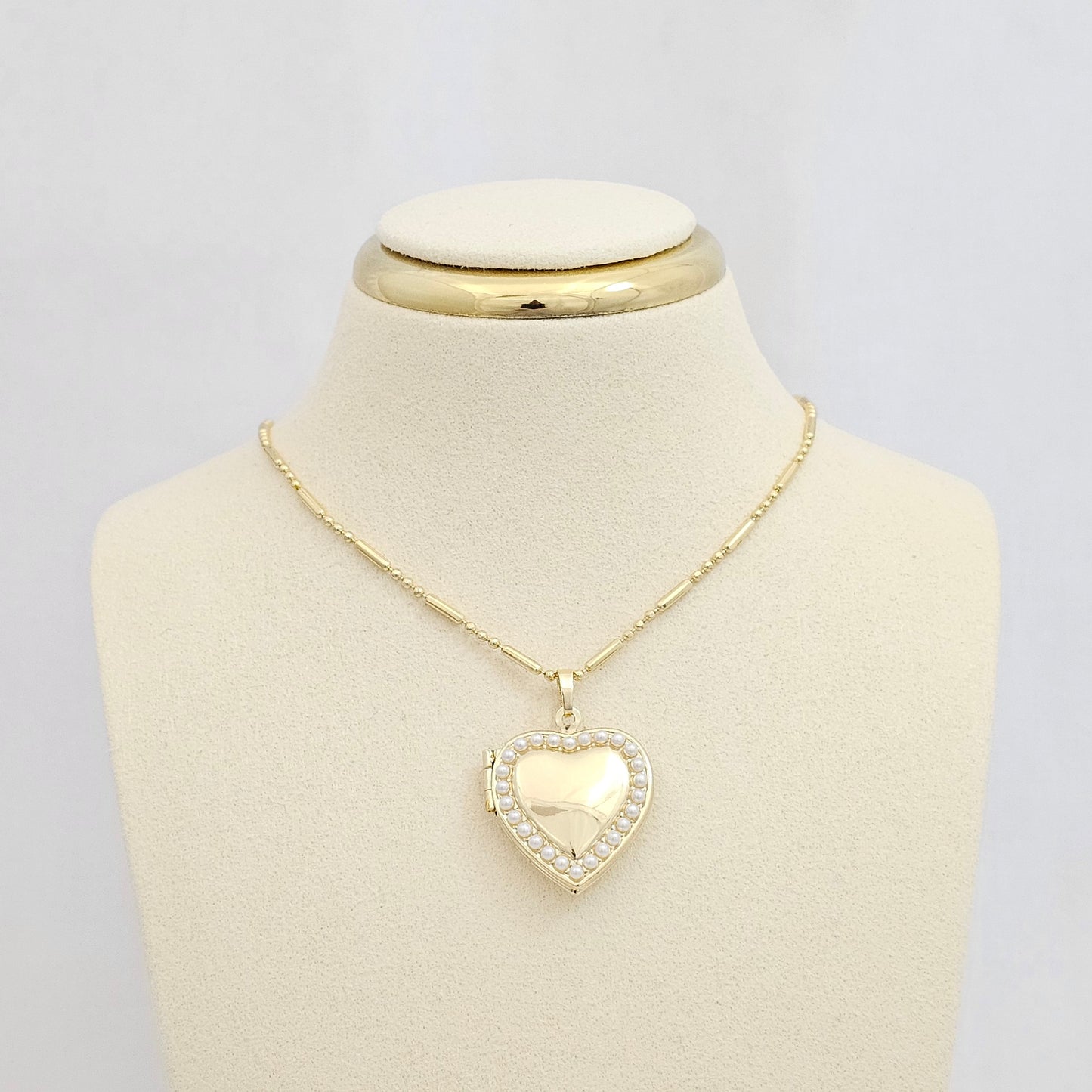 DIJE CORAZON RELICARIO DORADO CON PERLAS RF K6815