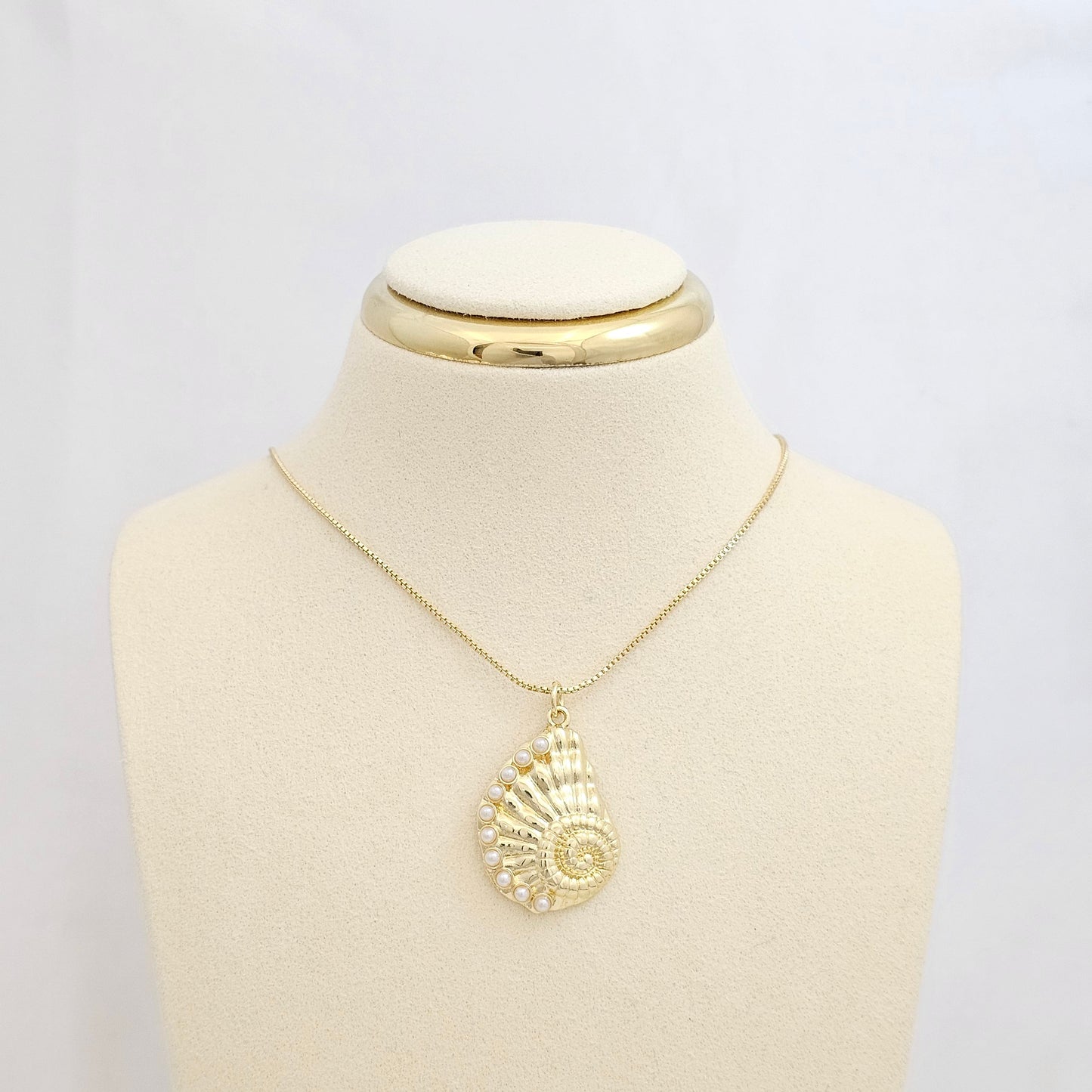 DIJE CARACOL DORADO CON PERLAS RF K7096
