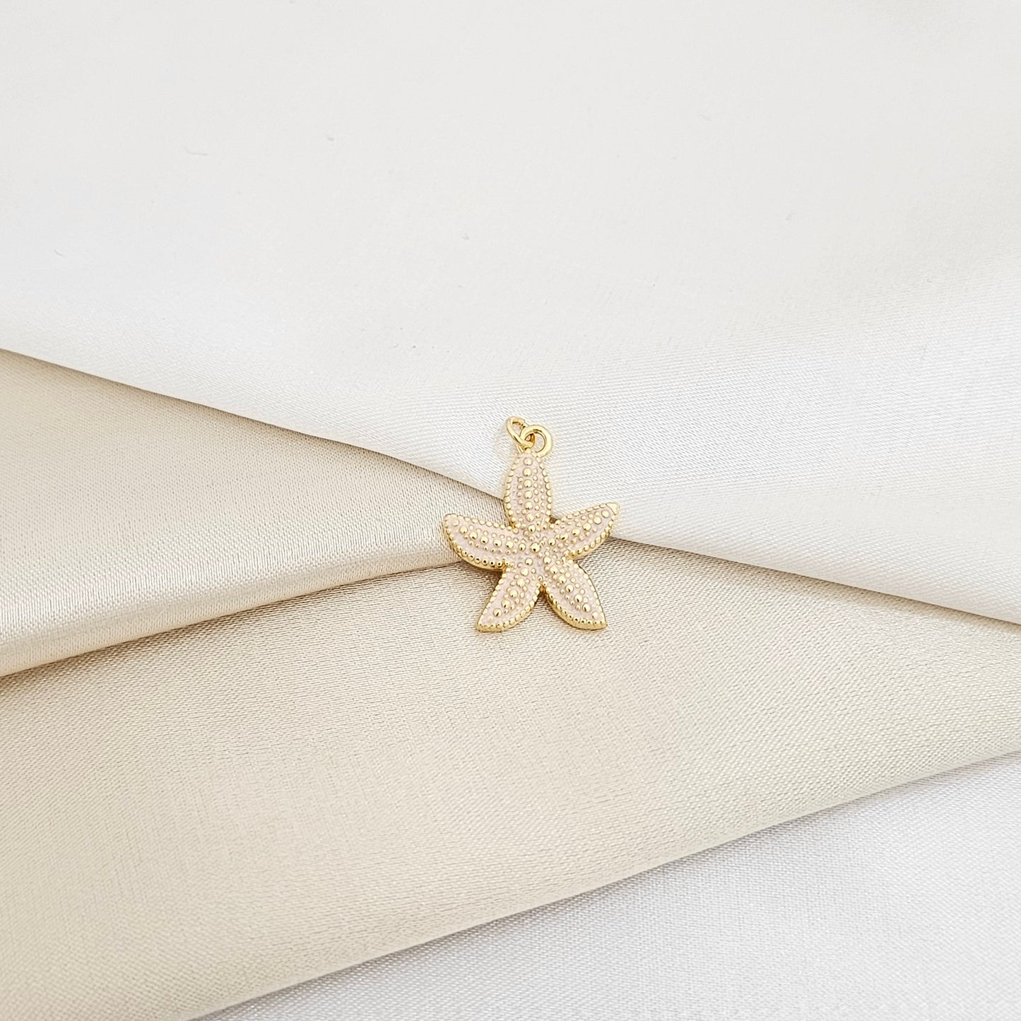 DIJE ESTRELLA DE MAR BLANCO Y DORADO RF K7132