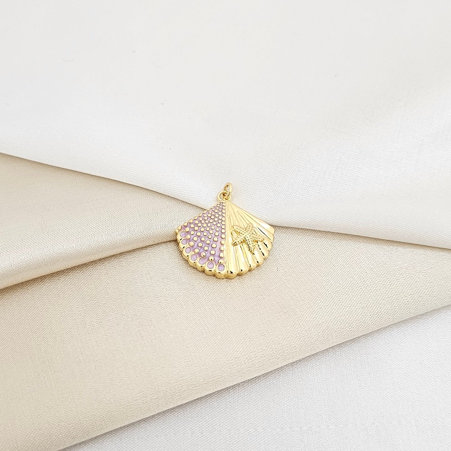 DIJE CONCHA Y ESTRELLA DE MAR LILA Y DORADO RF K7140