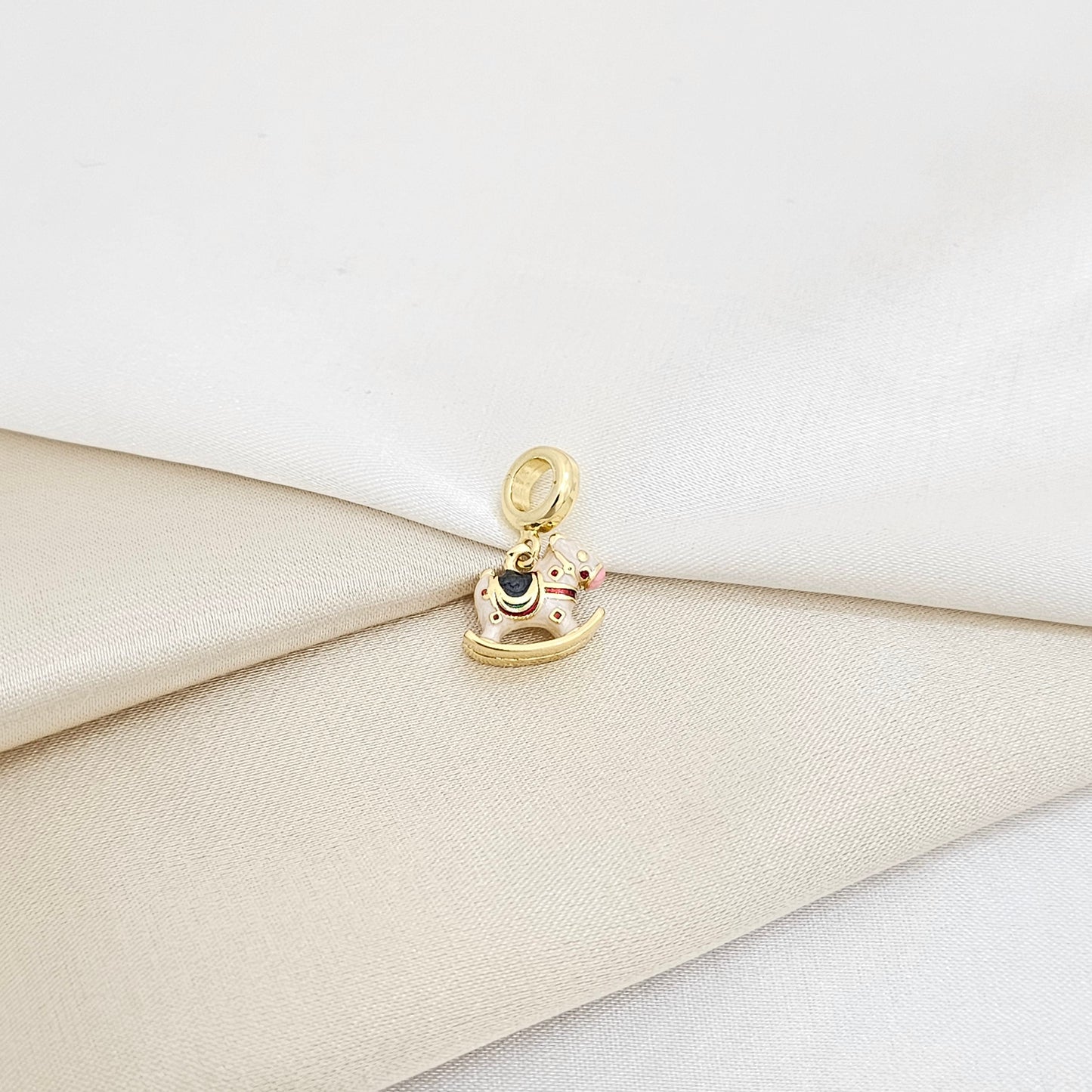 CHARM CABALLITO BALANCIN BLANCO Y DORADO RF K7142
