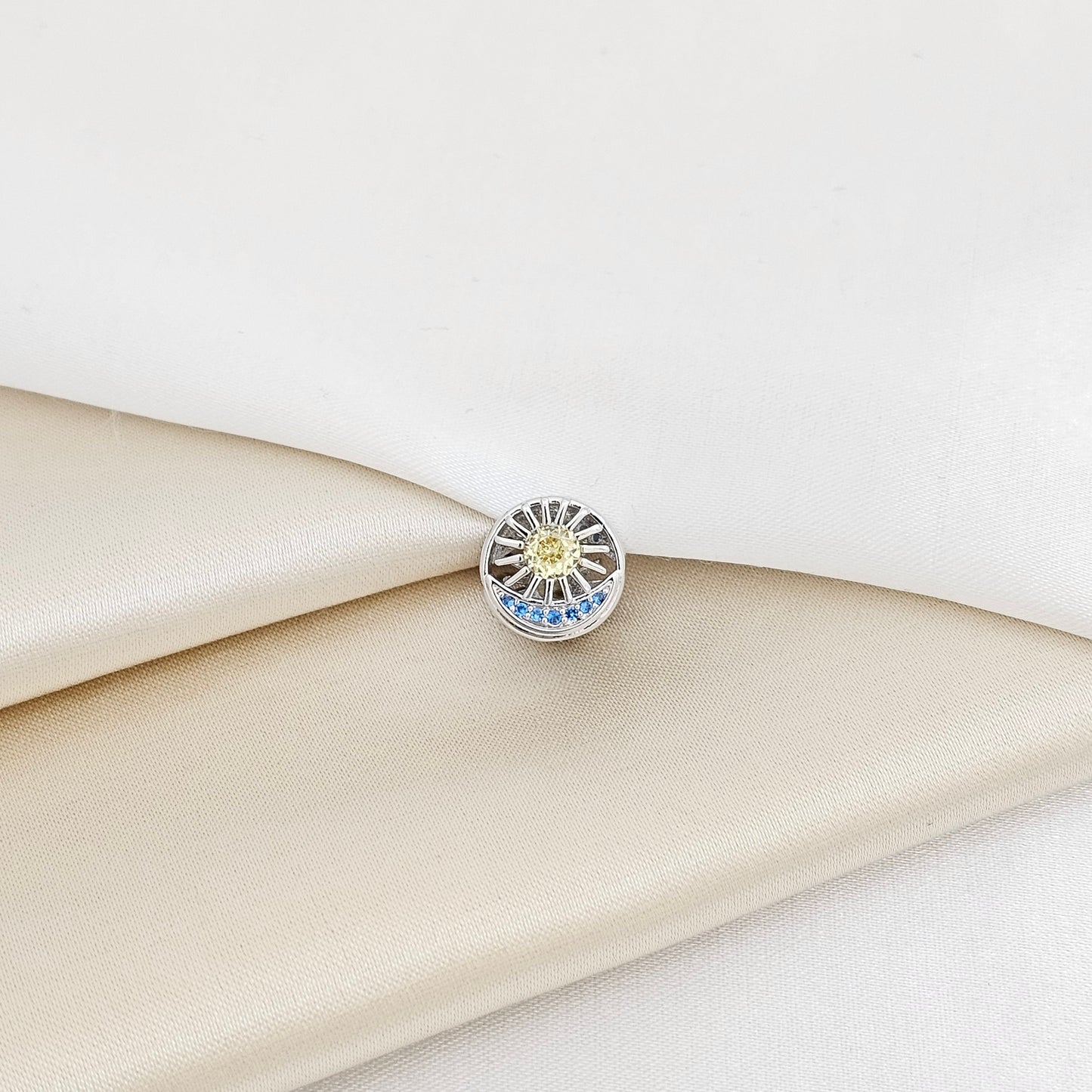 CHARM REDONDO CON SOL PLATEADO CIRCONES AZULES RF K7277