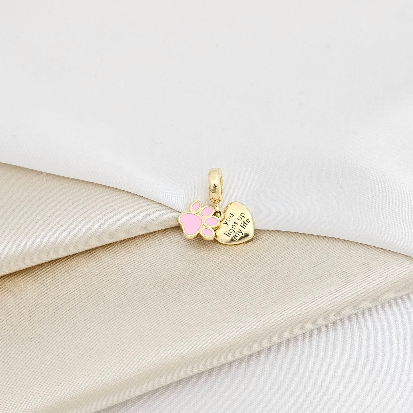 CHARM CORAZON DORADO Y HUELLA ROSA RF K7278