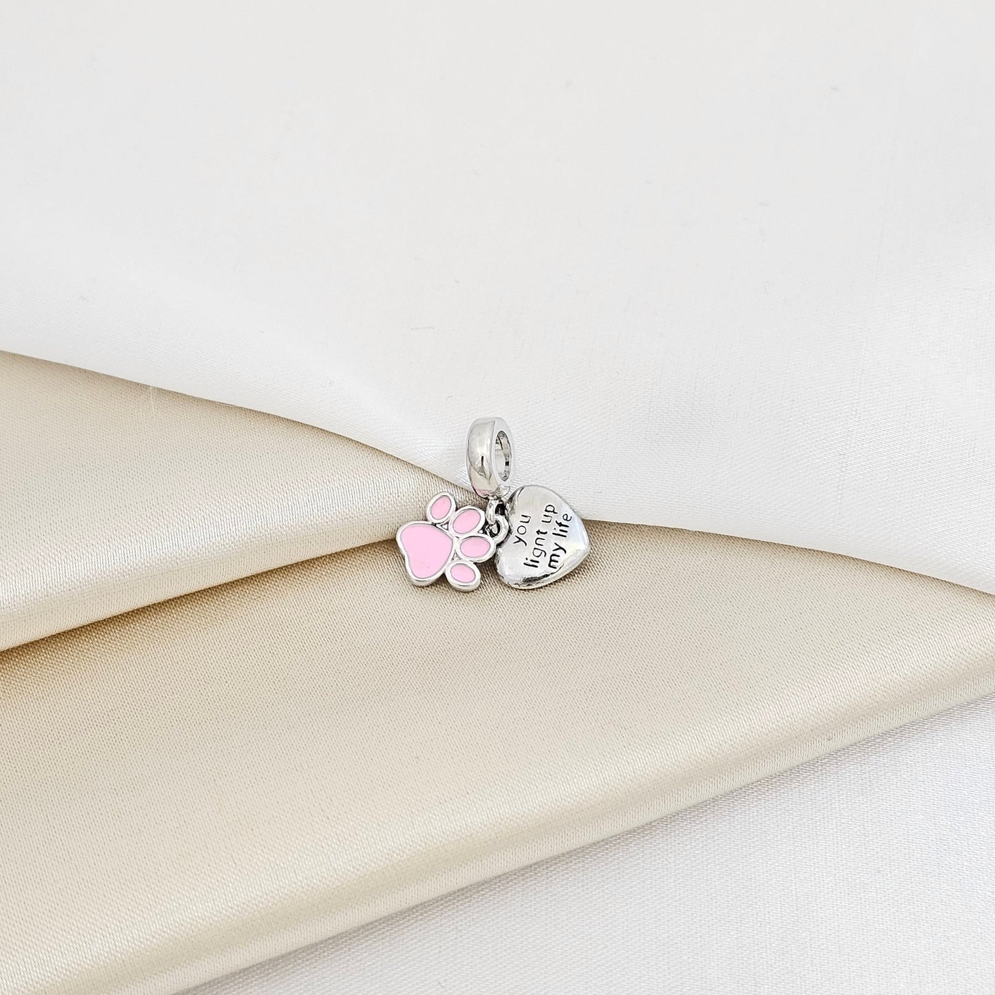 CHARM CORAZON PLATEADO Y HUELLA ROSA RF K7279