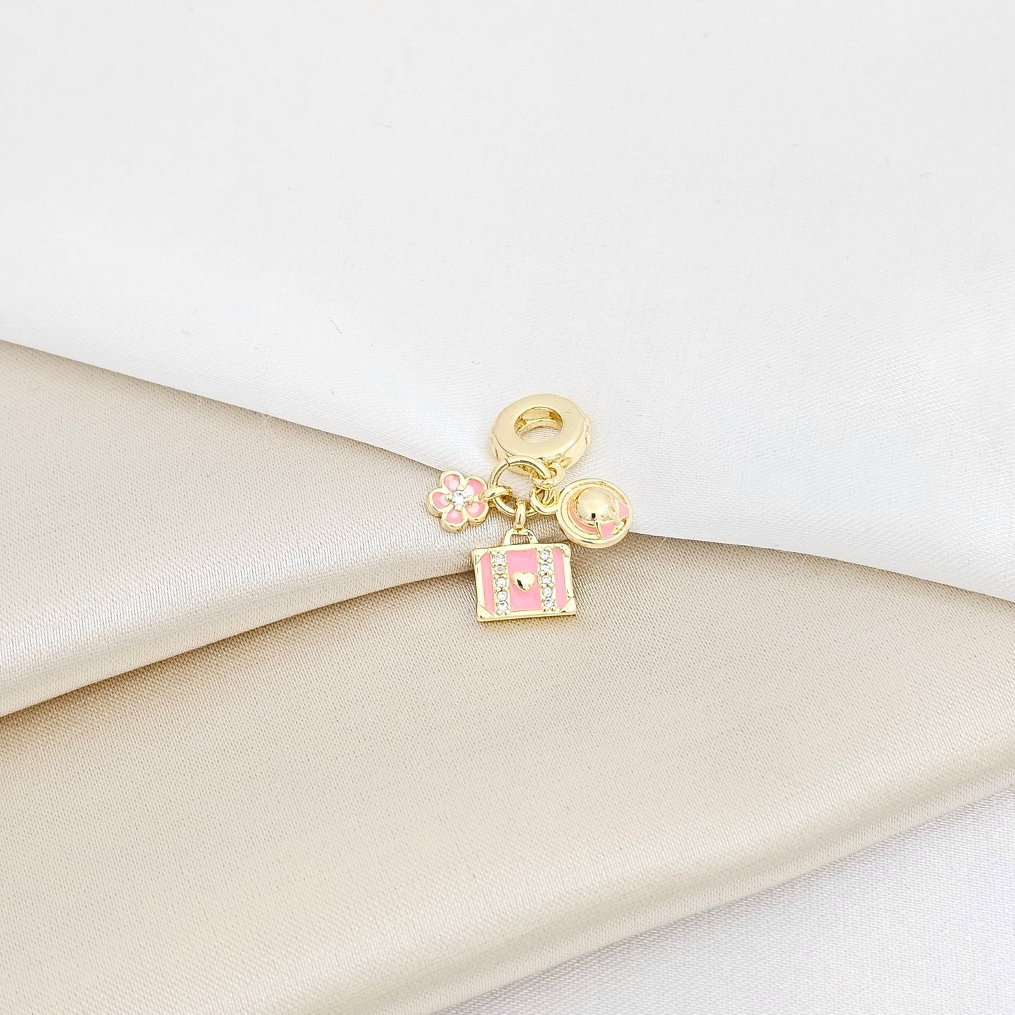 CHARM MALETA SOMBRERO Y FLOR DORADO Y ROSA RF K7292