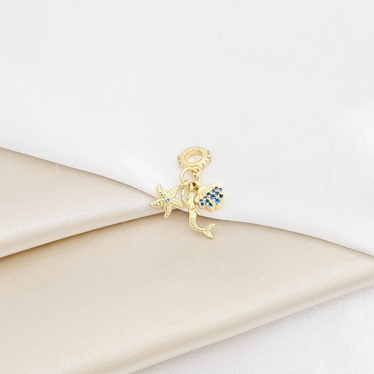 CHARM SIRENA ESTRELLA Y CONCHA DORADO RF K7295